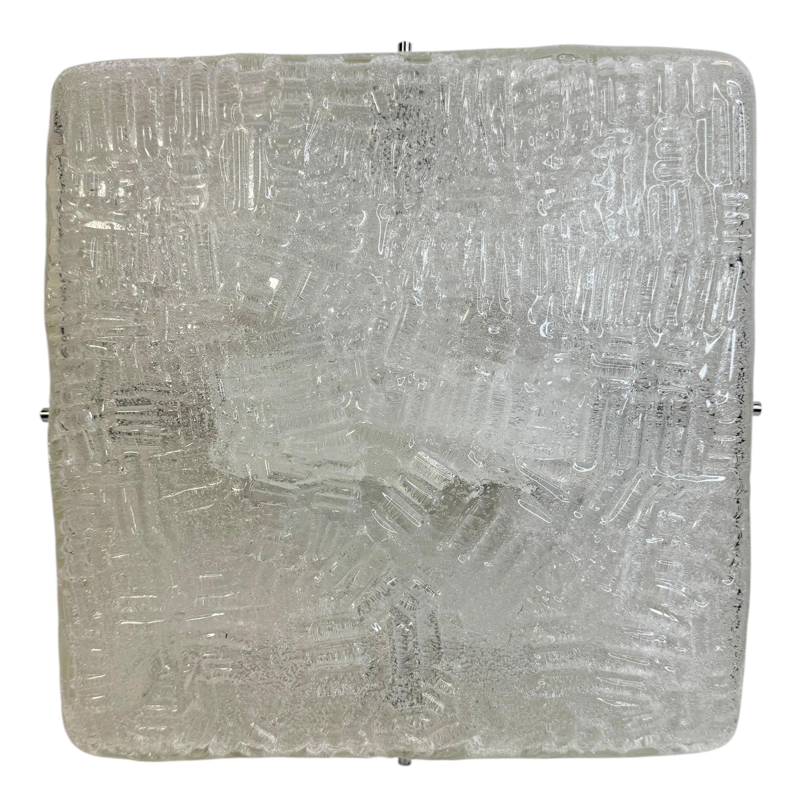 Wunderschöne Unterputzleuchte mit schwerem, strukturiertem Murano-Glas auf einer weiß lackierten Metallhalterung. Es ist ein klares Wirbelglas. Das Murano-Glas wird mit vier Schrauben an der Metallhalterung befestigt. Benötigt werden vier