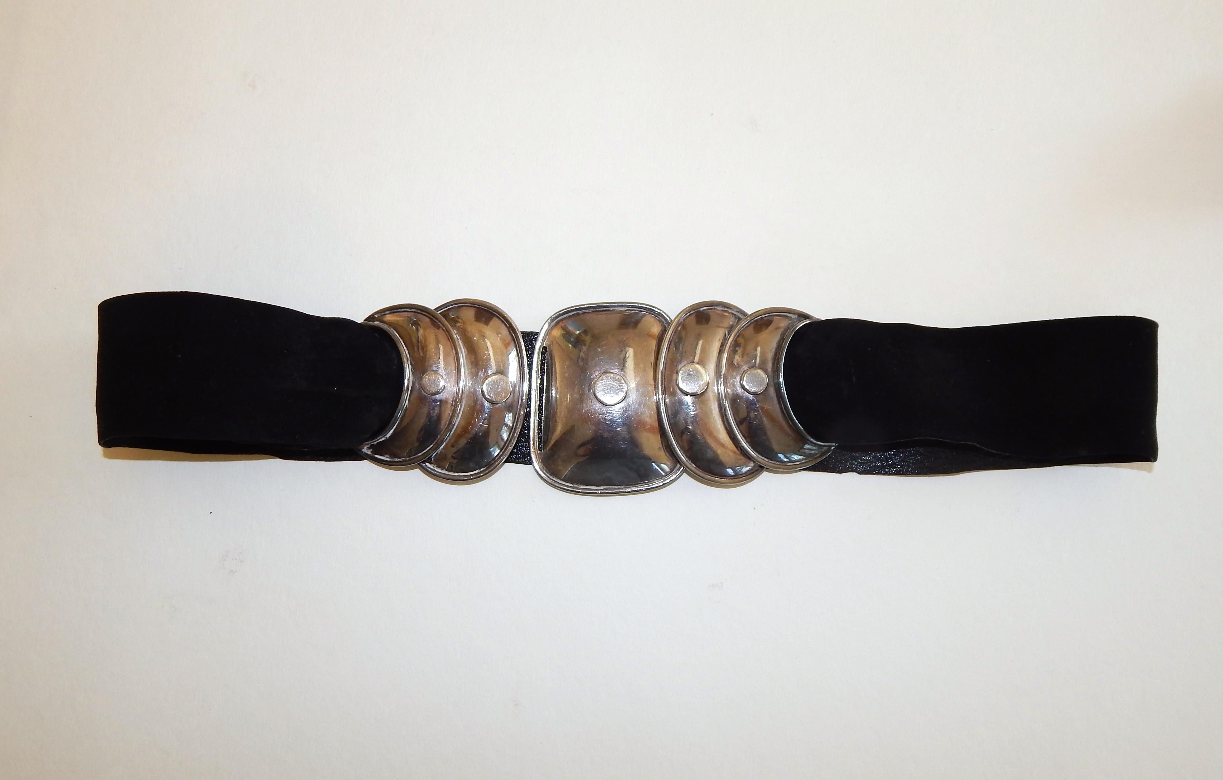 Fabuleuse parure de bijoux en sterling Armadillo design 940 Taxco par Hector Aguilar.
Gracieux et solide. La ceinture et le collier sont enfilés sur le velours d'origine.
L'ensemble comprend : Ceinture, collier, bracelet et boucles
