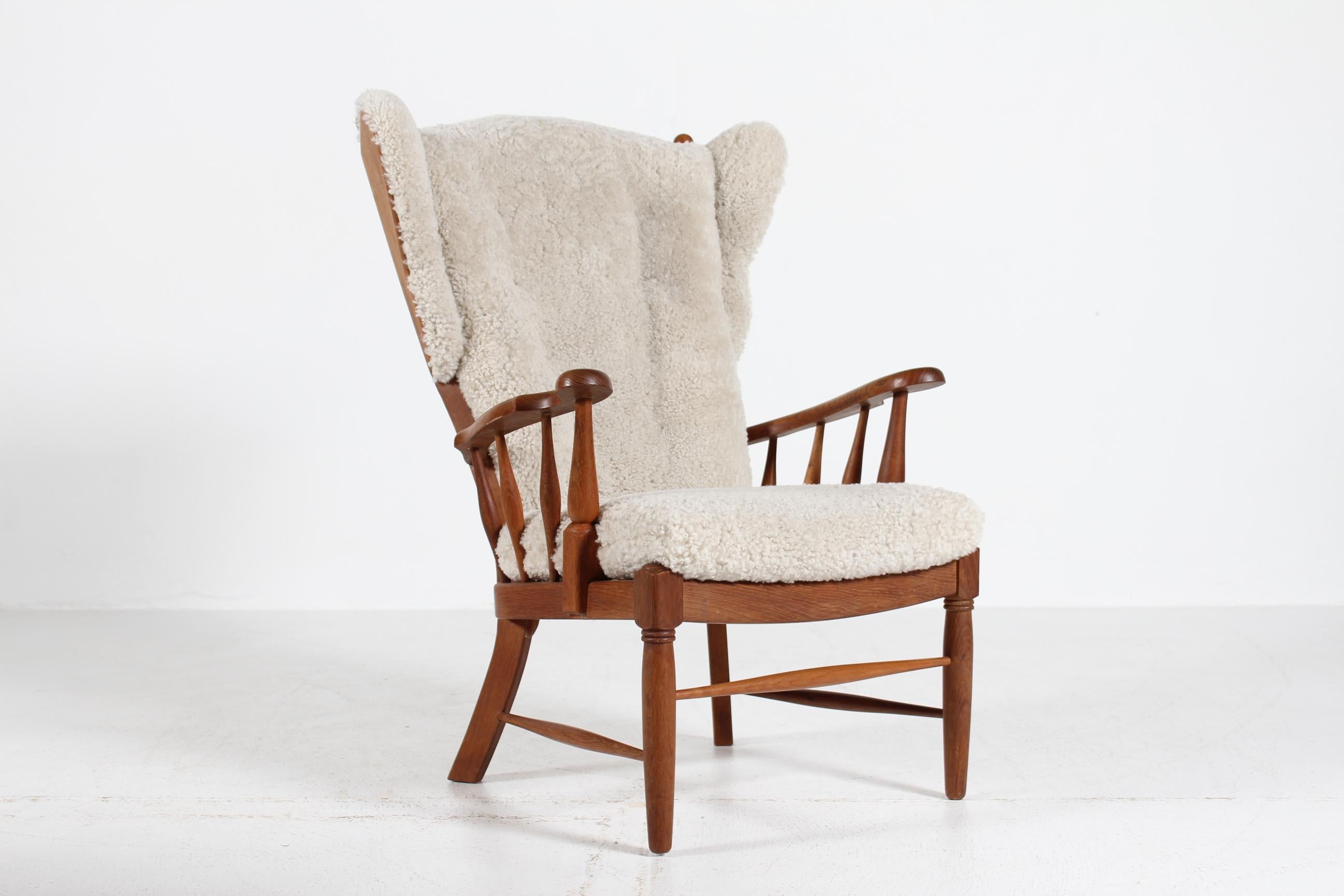 Mid-Century moderno Stupenda poltrona con schienale alto in stile Henning Kjærnulf di Oak massiccio Danimarca anni '70 in vendita