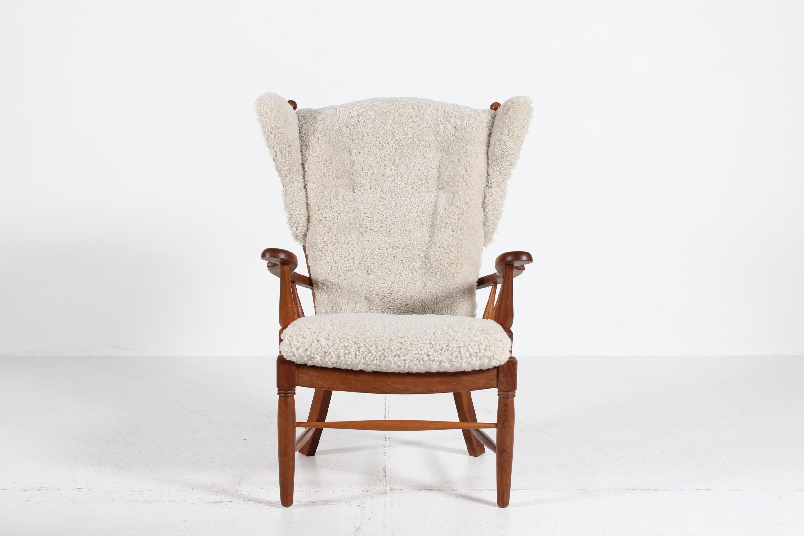 Danese Stupenda poltrona con schienale alto in stile Henning Kjærnulf di Oak massiccio Danimarca anni '70 in vendita