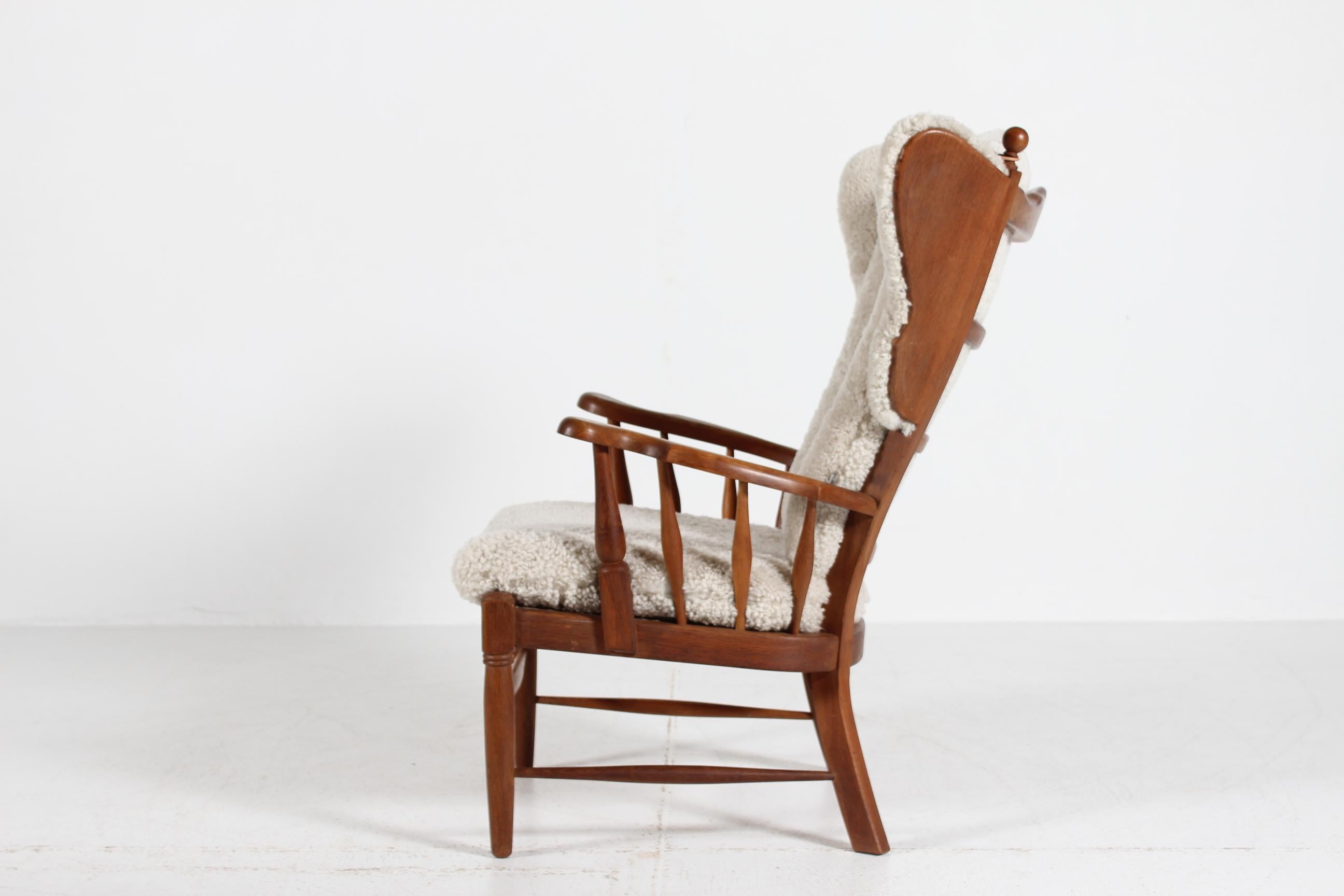 Falegnameria Stupenda poltrona con schienale alto in stile Henning Kjærnulf di Oak massiccio Danimarca anni '70 in vendita