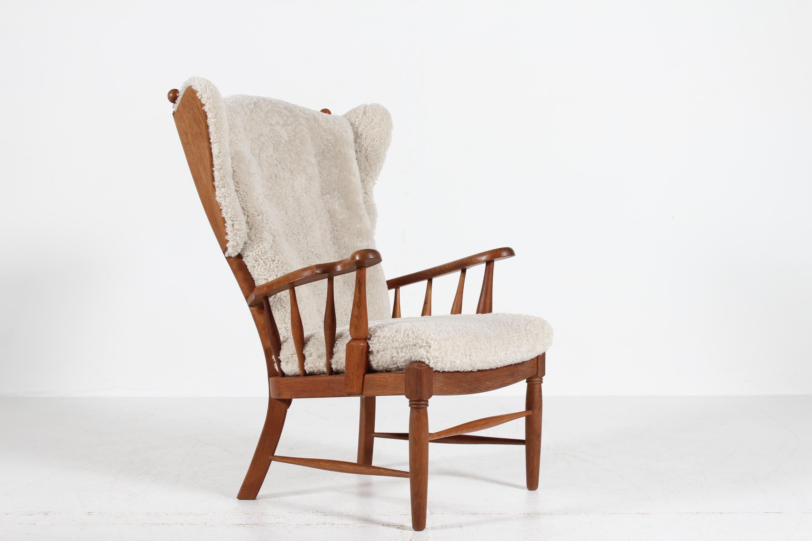 Stupenda poltrona con schienale alto in stile Henning Kjærnulf di Oak massiccio Danimarca anni '70 in vendita 1