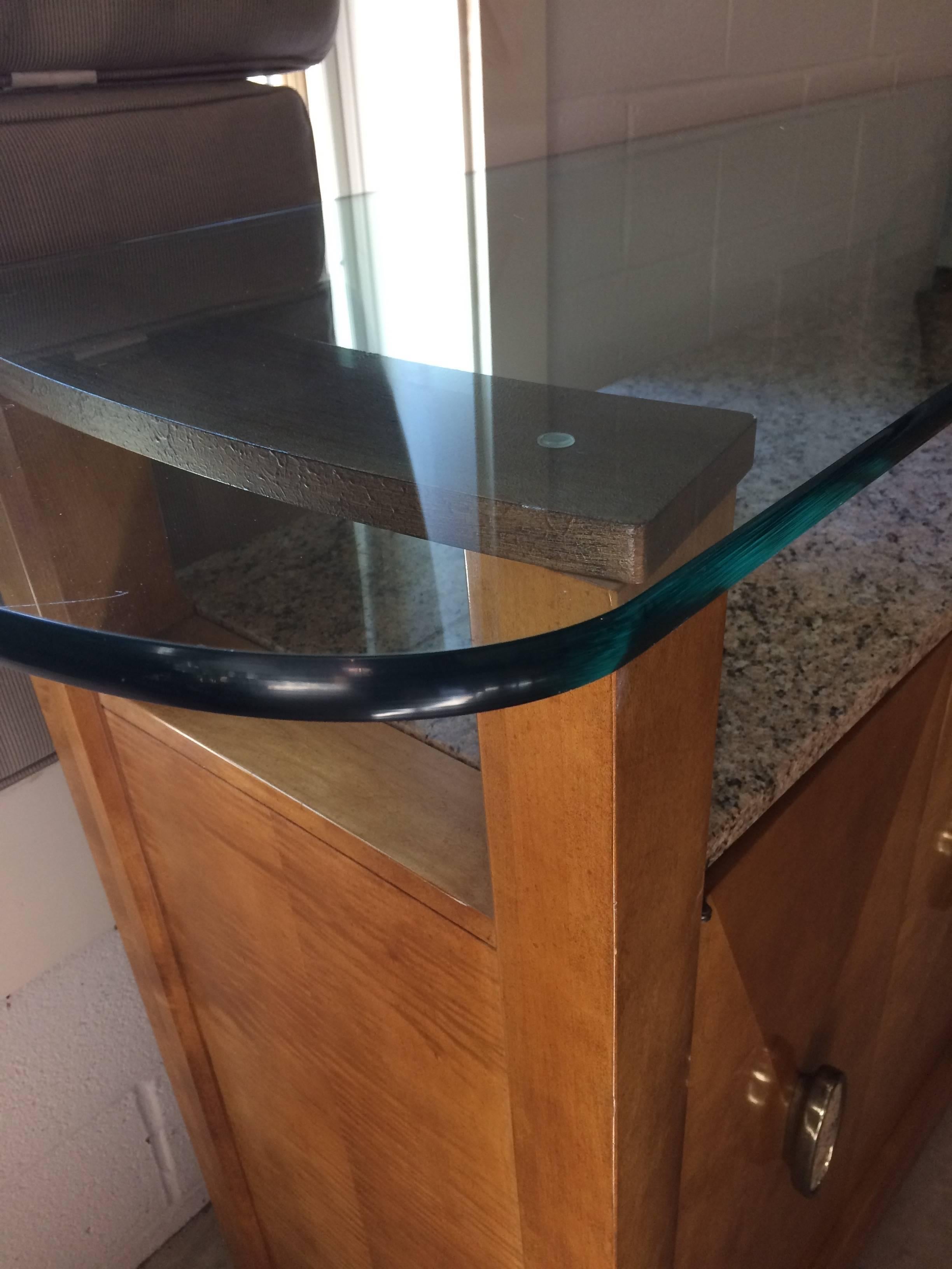 Atemberaubendes Henredon-Sideboard mit länglicher Glasplatte und Granit zweiter Ebene 1