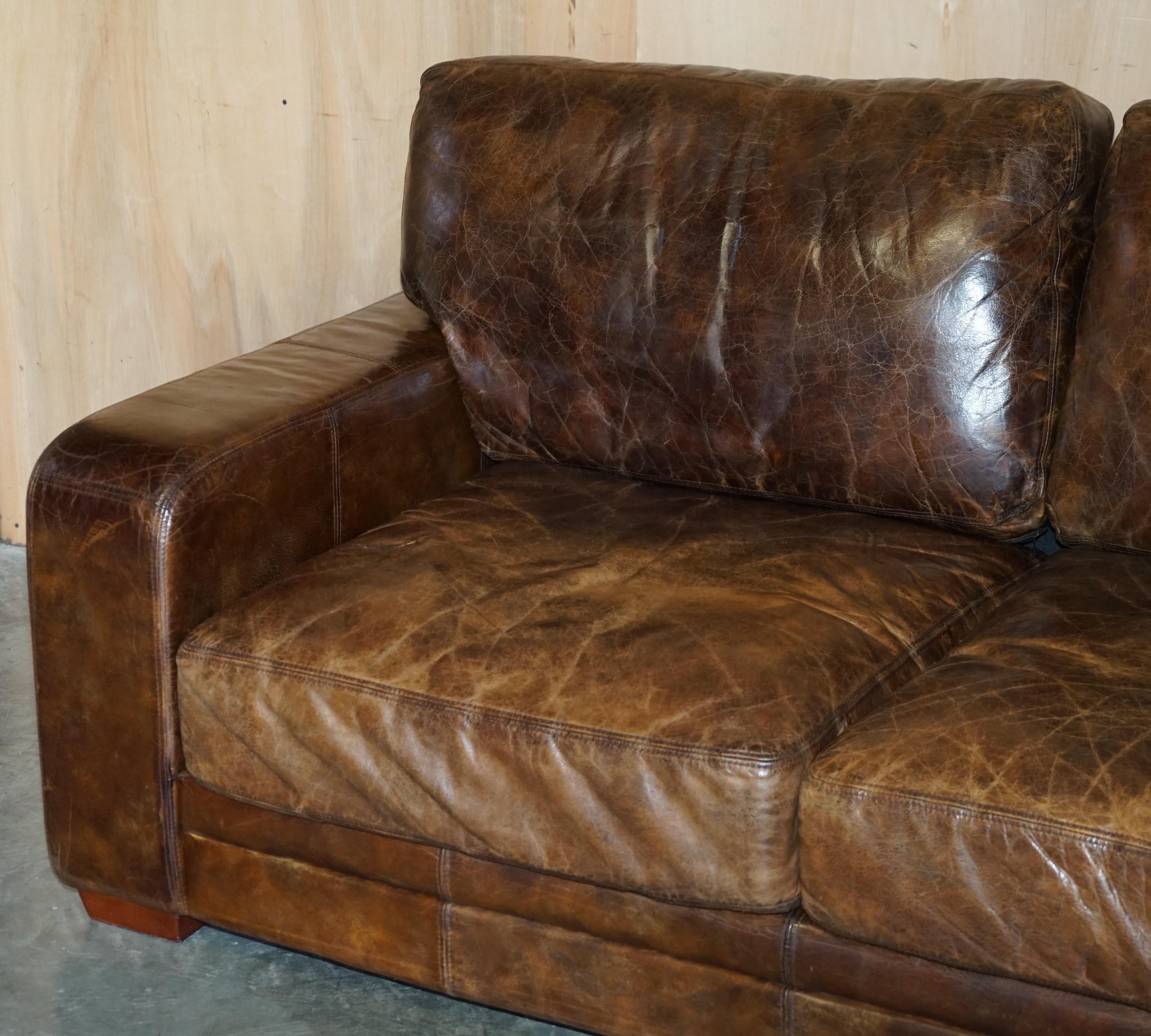 Antigüedades de la Casa Real

Royal House Antiques se complace en poner a la venta este comodísimo sofá Timothy Oulton Halo Soho, Heritage Biker de cuero marrón, que forma parte de un conjunto 

Por favor, tenga en cuenta que la tarifa de entrega