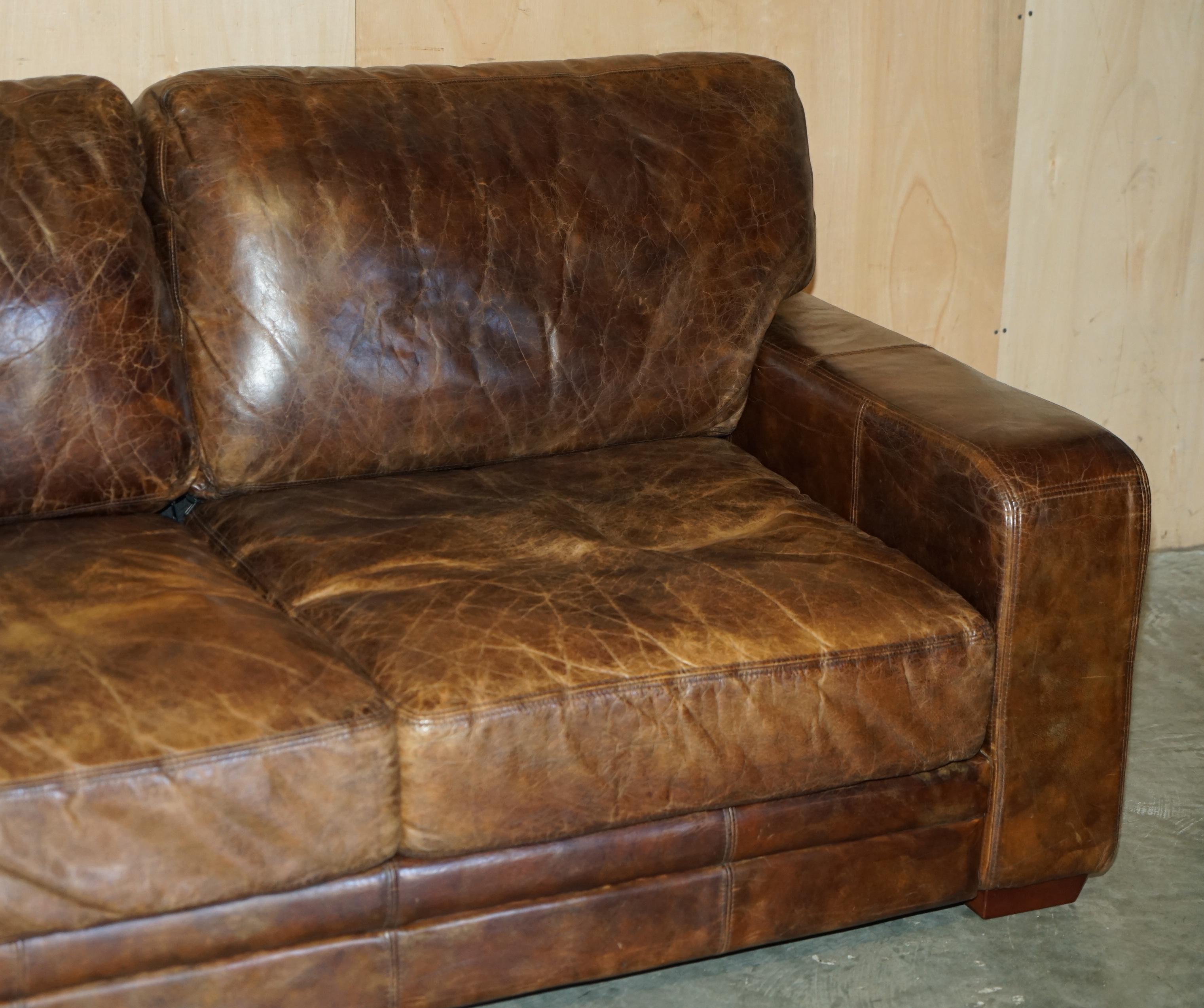 SOFÁ DE CUERO MARRÓN HALO SOHO QUE FORMA PARTE DE UNA SUITE Moderno de mediados de siglo en venta