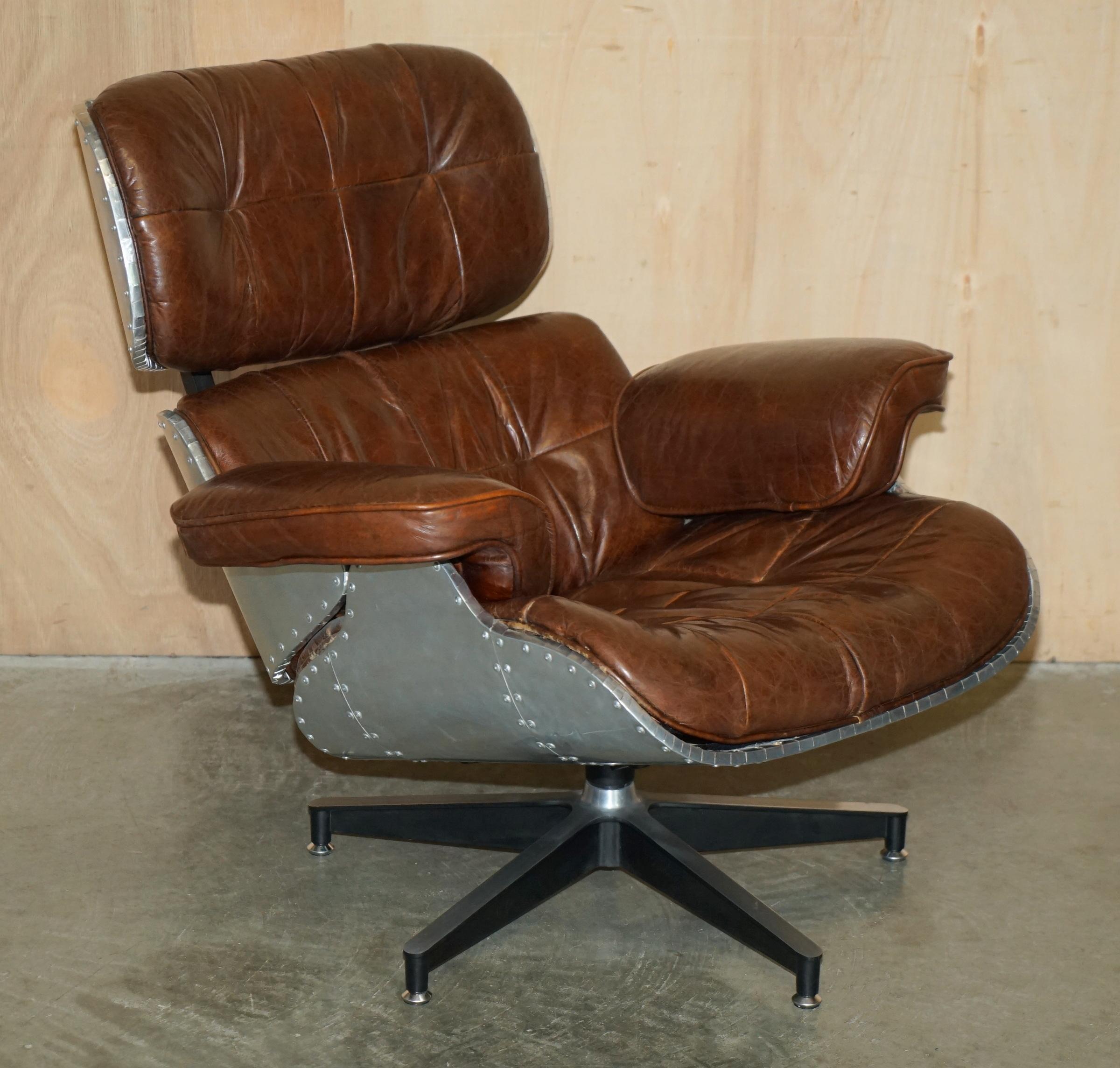 STUNNING HERiTAGE BROWN LEATHER HAND HAMMERED AVIATOR LOUNGER ARMCHAIR & OTTOMAN (Moderne der Mitte des Jahrhunderts) im Angebot