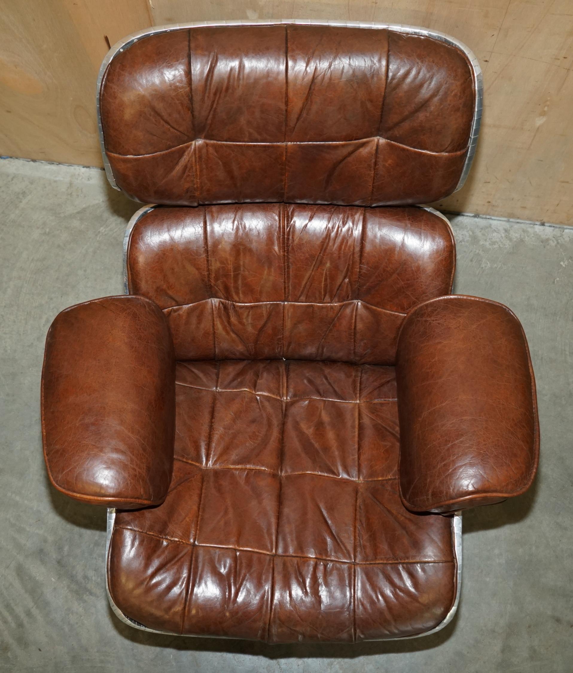 STUNNING HERiTAGE BROWN LEATHER HAND HAMMERED AVIATOR LOUNGER ARMCHAIR & OTTOMAN (20. Jahrhundert) im Angebot
