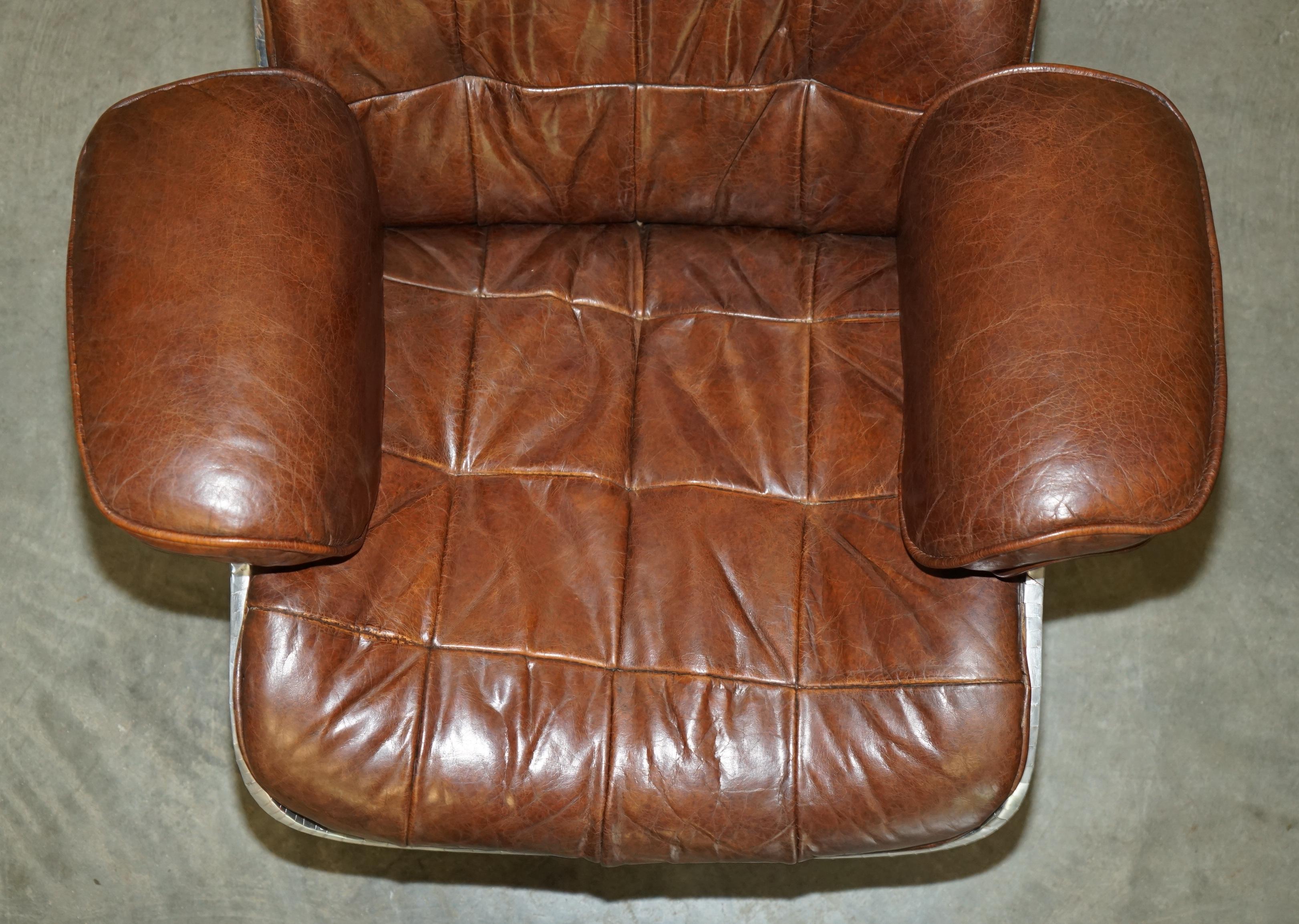 STUNNING HERiTAGE BROWN LEATHER HAND HAMMERED AVIATOR LOUNGER ARMCHAIR & OTTOMAN (Aluminium) im Angebot