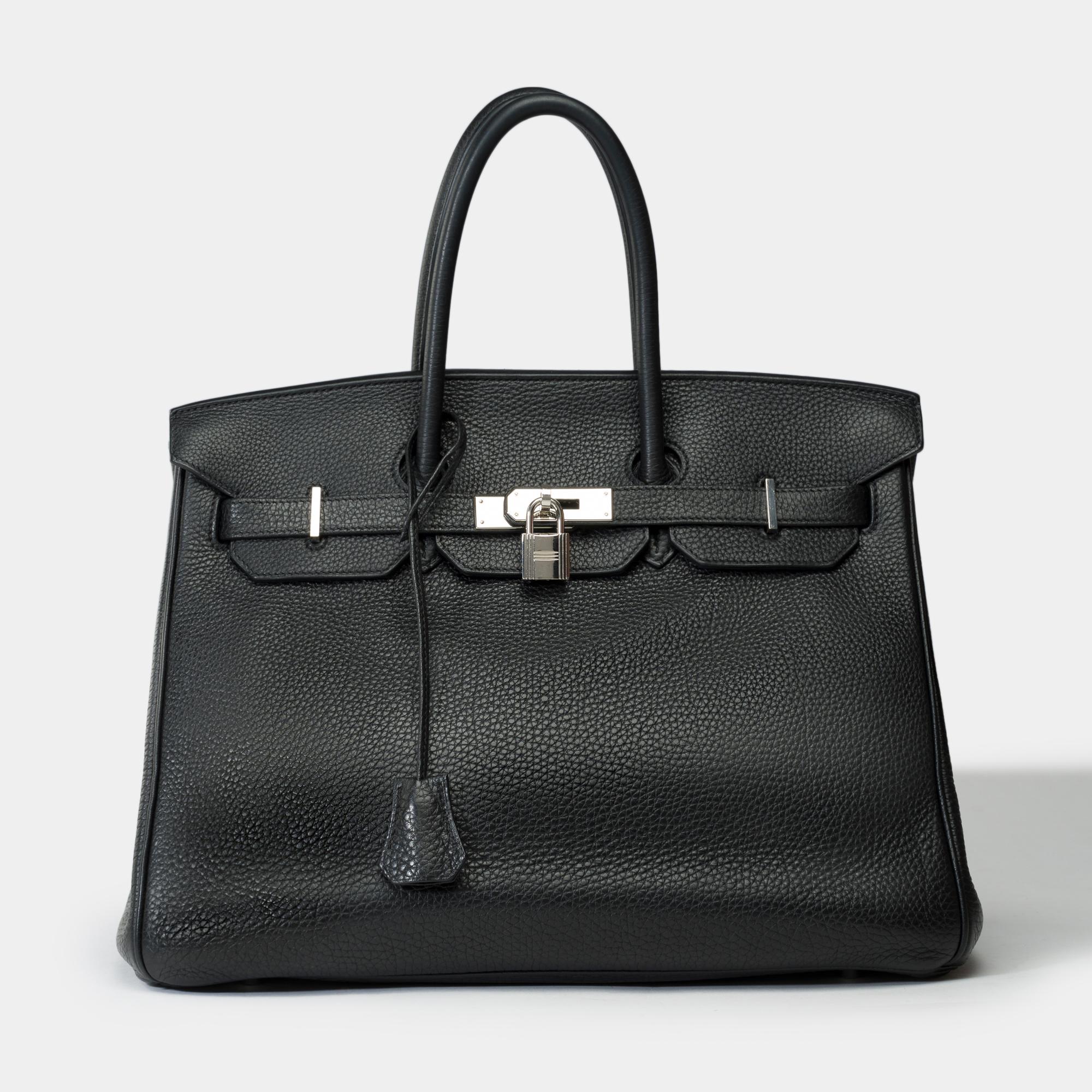 Superbe sac à main Hermès Birkin 35 en cuir Togo noir, garniture en métal argenté palladium, double poignée en cuir noir permettant un portage à la main.

Fermeture à rabat
Doublure intérieure en cuir noir, une poche zippée, une poche