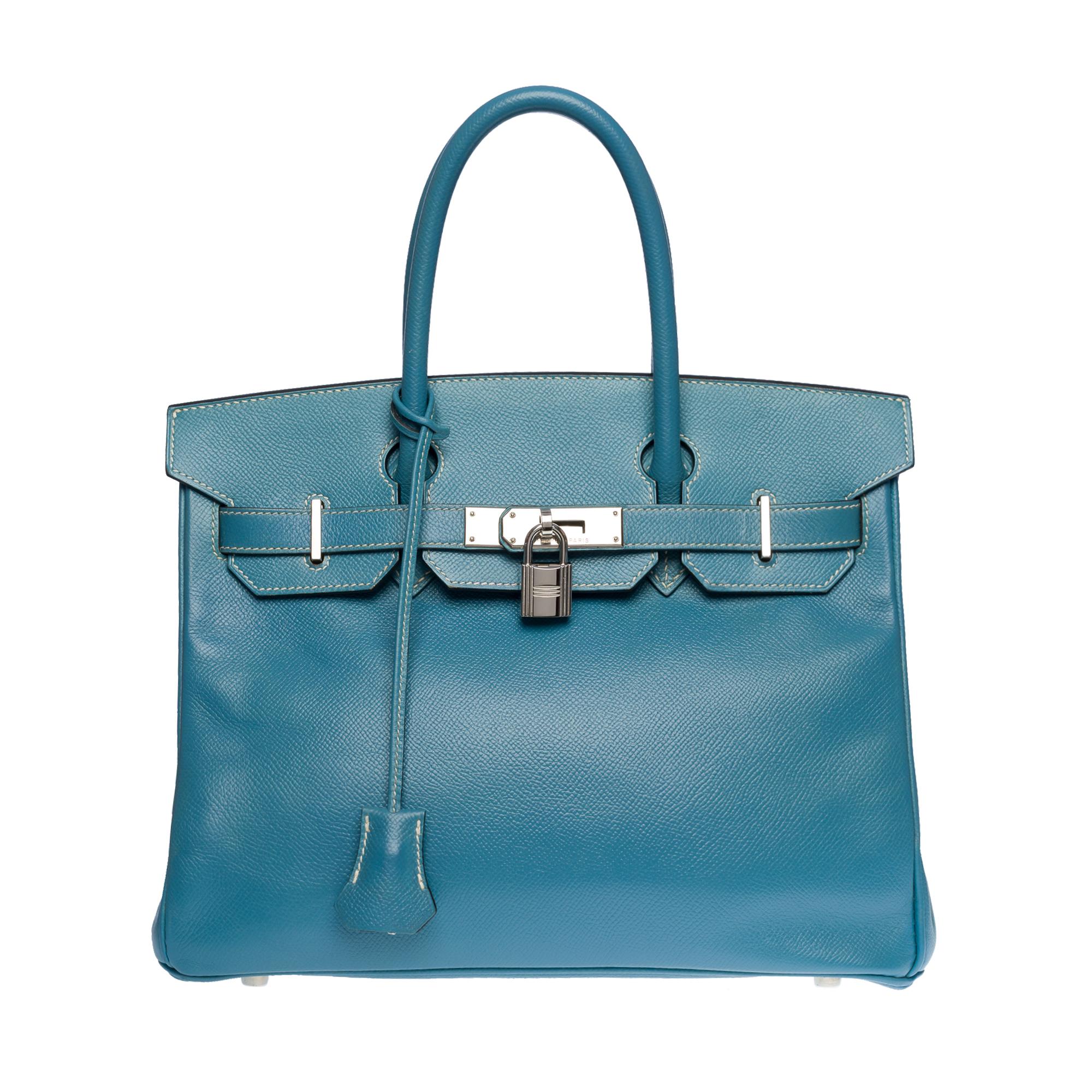 Superbe sac à main Hermès Birkin 30 en Blue Jeans Epsom avec surpiqûres blanches, quincaillerie en métal Palladium Silver, double poignée en cuir bleu pour un portage à la main.

Fermeture à rabat
Doublure intérieure en cuir bleu, une poche zippée,