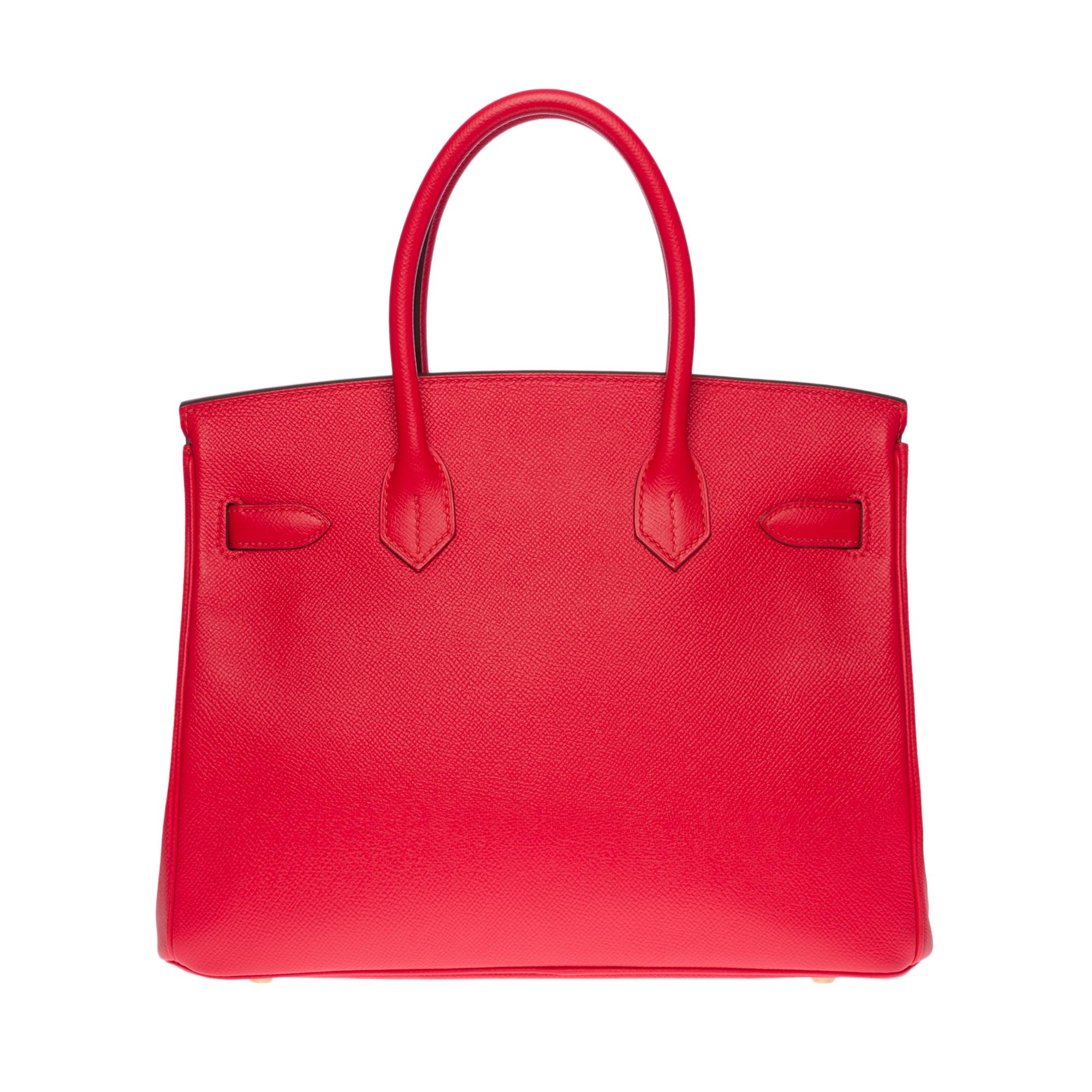 Exquis et lumineux sac à main Hermès Birkin 30, en cuir Epsom Red Heart, avec des accessoires en métal doré, une double poignée en cuir rouge permettant un portage à la main.

Fermeture à rabat
Doublure en cuir rouge, une poche zippée, une poche