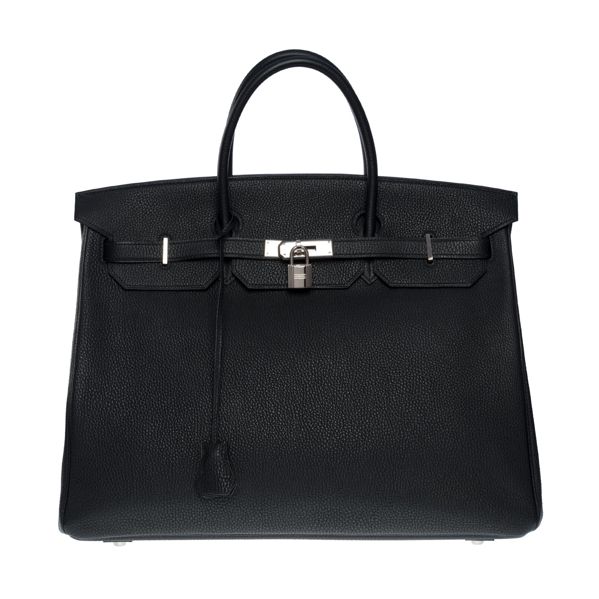 Exceptionnel sac à main Hermès Birkin 40 en cuir togo noir, accessoires en métal argenté palladium, double anse en cuir noir pour un portage à la main.
Fermeture à rabat
Doublure en cuir noir, une poche zippée, une poche plaquée
Signature : 