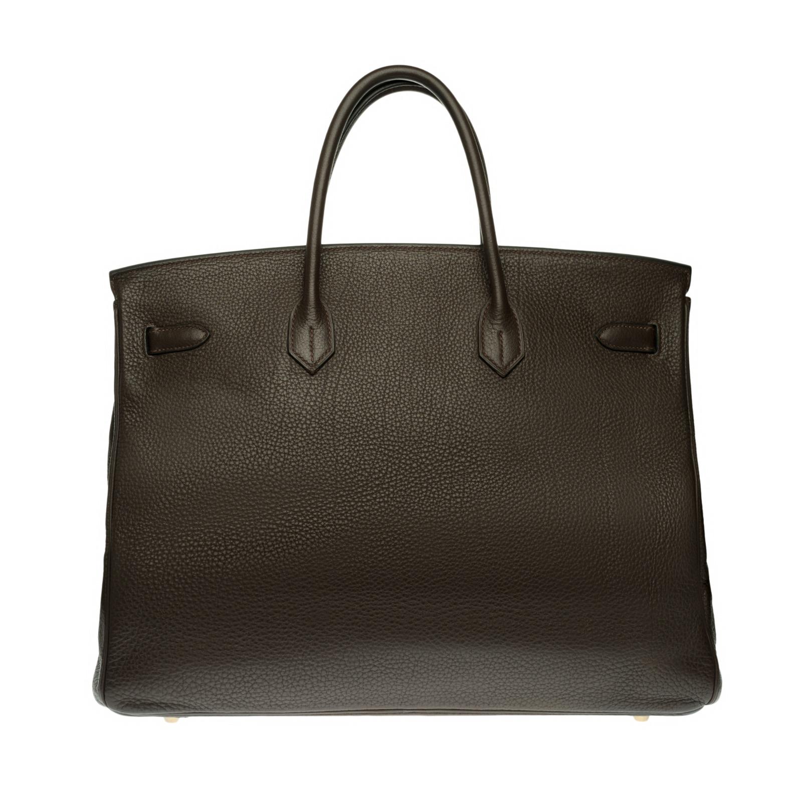 Spacious Hermes Birkin 40 cm in brown togo leather handbag, gold-plated metal hardware (brand new), double brown leather handle allowing a handheld.
Closure by flap.
Lining in brown leather, a zipped pocket, a patch pocket.
Signature: 