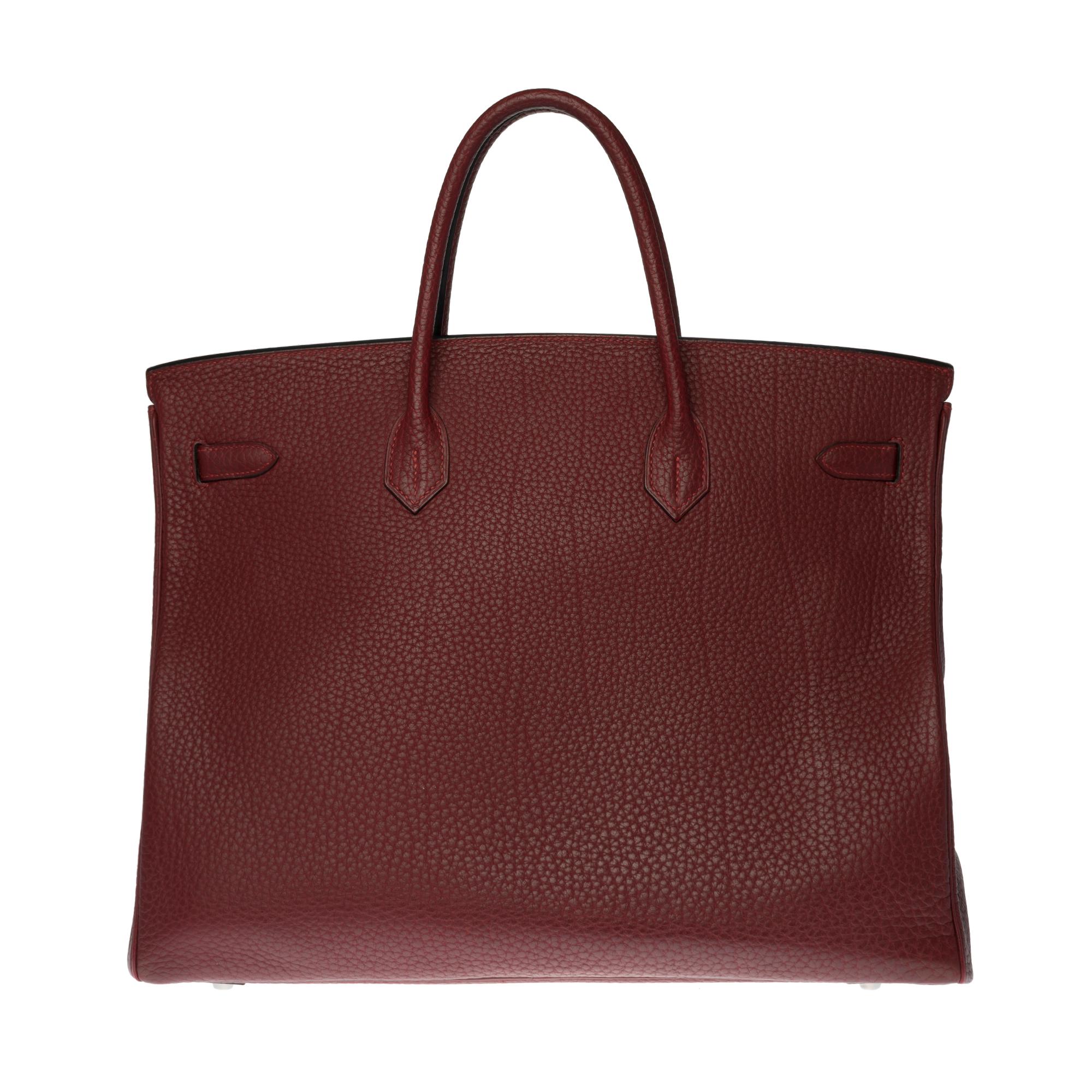 Spacious Hermes Birkin 40 cm handbag in burgundy Fjord leather, silver plated palladium plated metal hardware, double handle in burgundy leather allowing a handheld.
Closure by flap.
Lining in burgundy leather, a zipped pocket, a patch