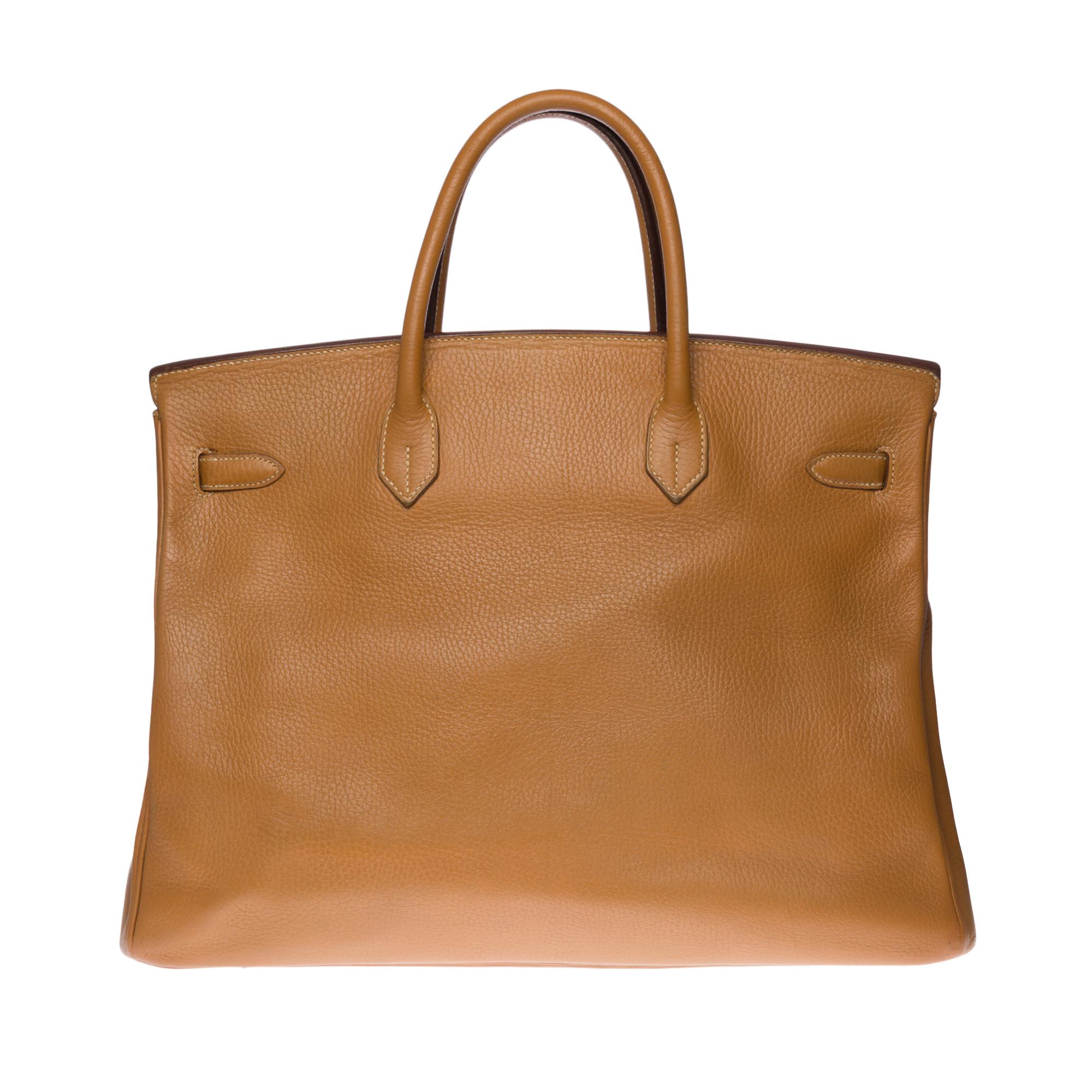 Hermes Birkin 40 cm handbag in Gold Vache d'Ardenne leather, gold plated metal hardware, double handle in gold leather allowing a handheld
Flap closure
Lining in gold leather, one zip pocket, one patch pocket
Signature: 