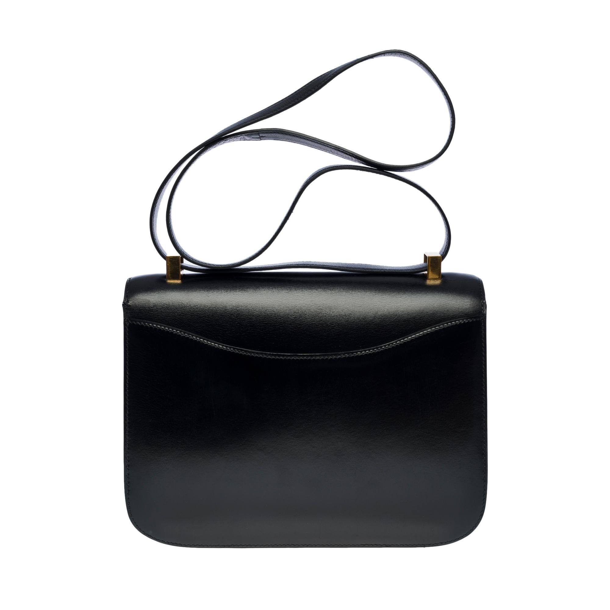 Splendid Hermes Constance handbag 23 cm in black calfskin box leather , gold plated metal hardware, convertible handle in black leather for a hand or shoulder support
Closure marked H on flap
A patch pocket on the back of the bag
Black leather