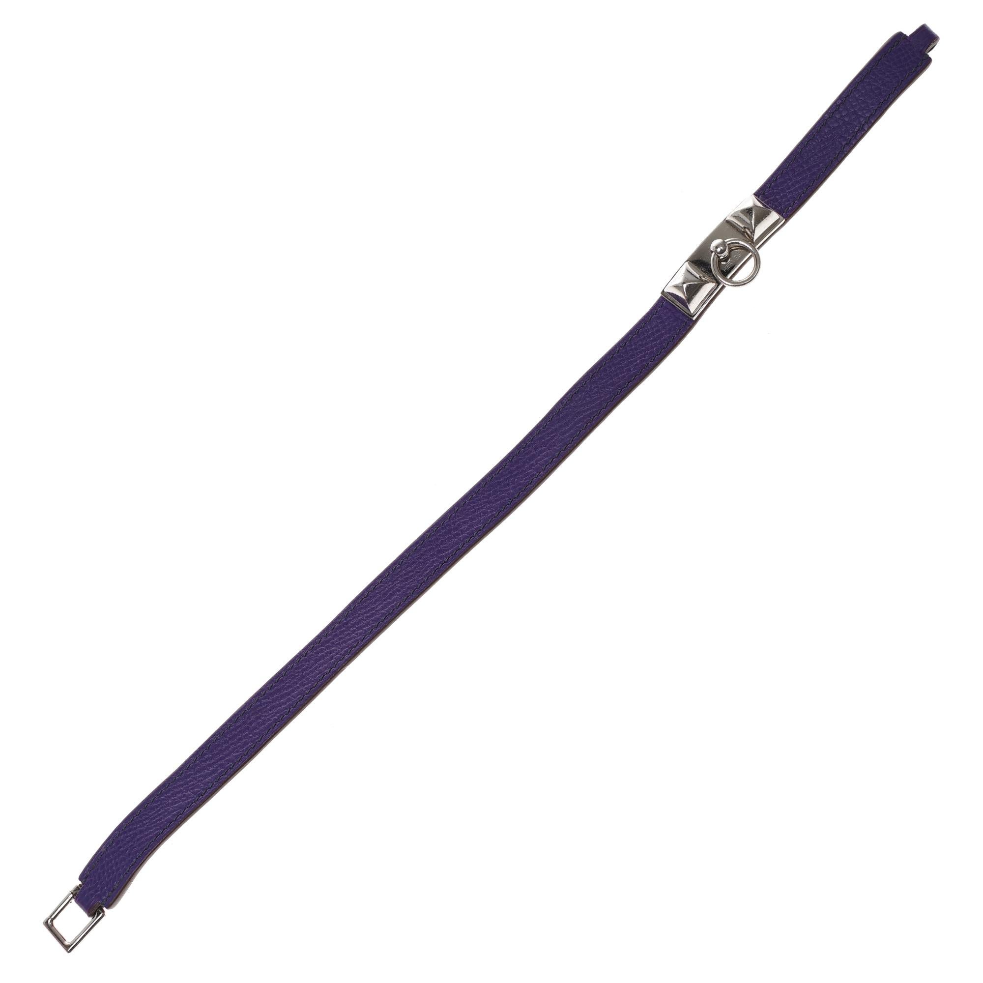 Hermès Kelly double tour bracelet model in purple epsom leather, palladium silver metal trim with a turret clasp.
Length. 33 cm
Width: 1,2 cm
Box, ribbon and pouch.

In very good condition despite slight scratches on the hardware.