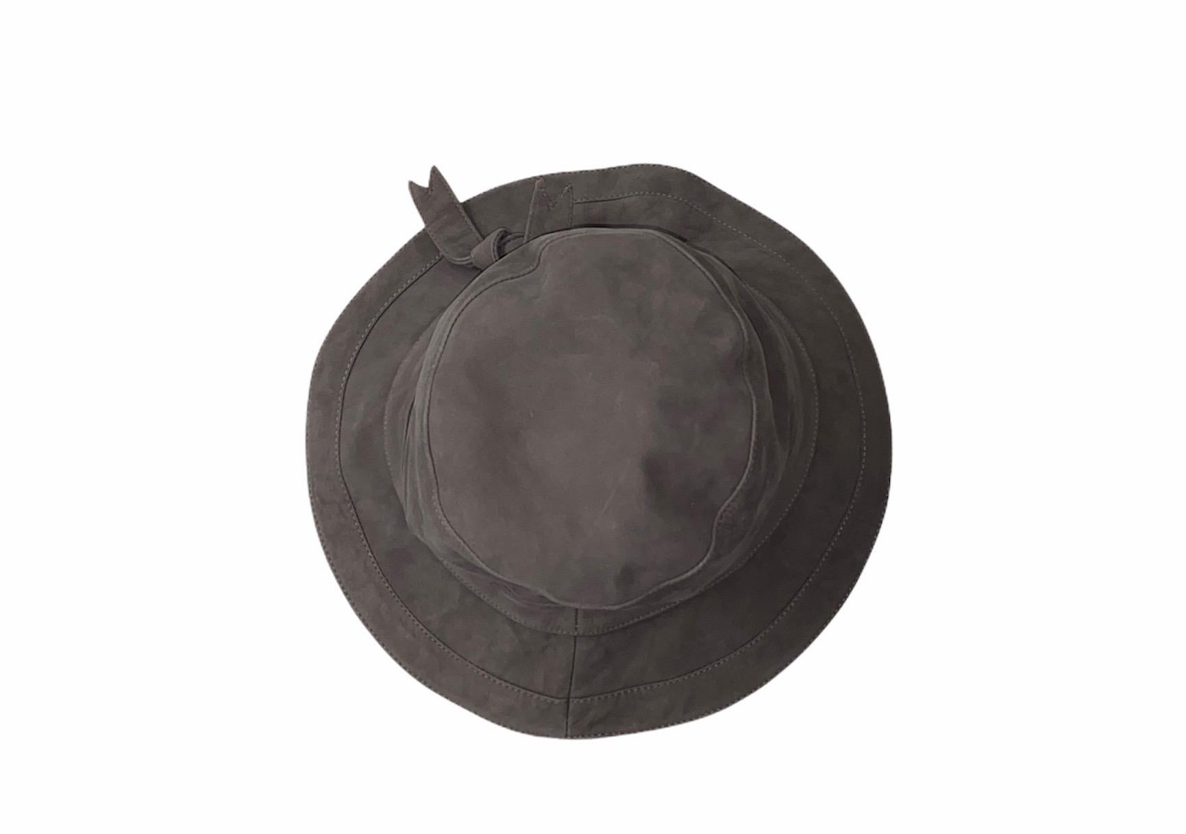 HERMES Paris Leather Hat
Made of finest, soft lambskin leather
Fully lined, fabric stamped with „HERMES“
Size 57
Made in France
Dry clean only