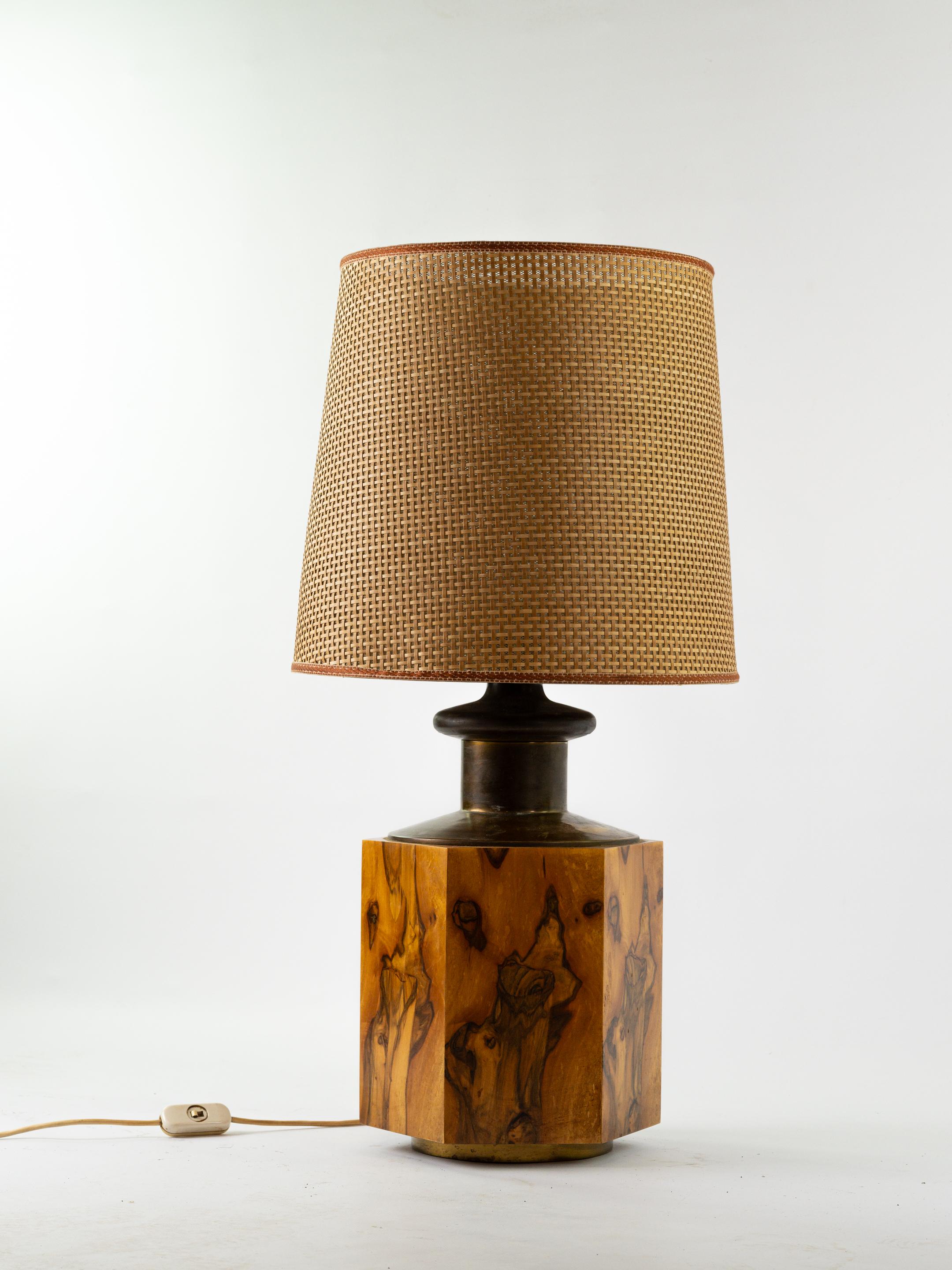 Very decorative table lamp with massive wood foot. 

One screw bulb holder. 

Lampshade doesn't include. 

Italian plug. 

Circa 1970

More information upon request 