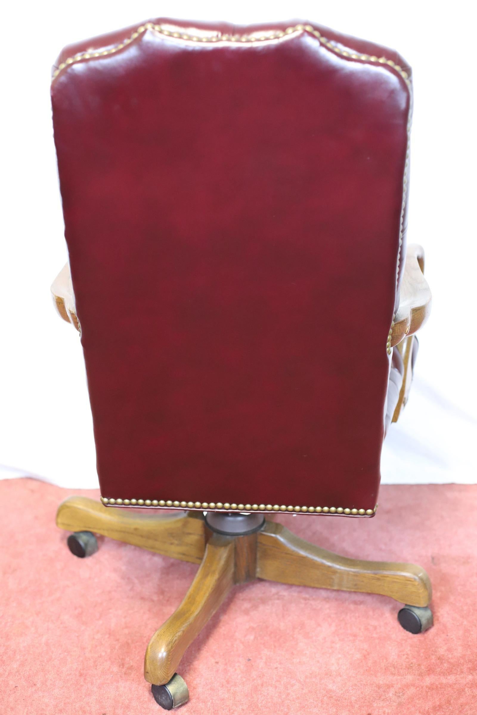 Stunning High  Backed  Georgian Style  Oak And Leather Button Back  Desk  Chair In Good Condition For Sale In Crawley, GB