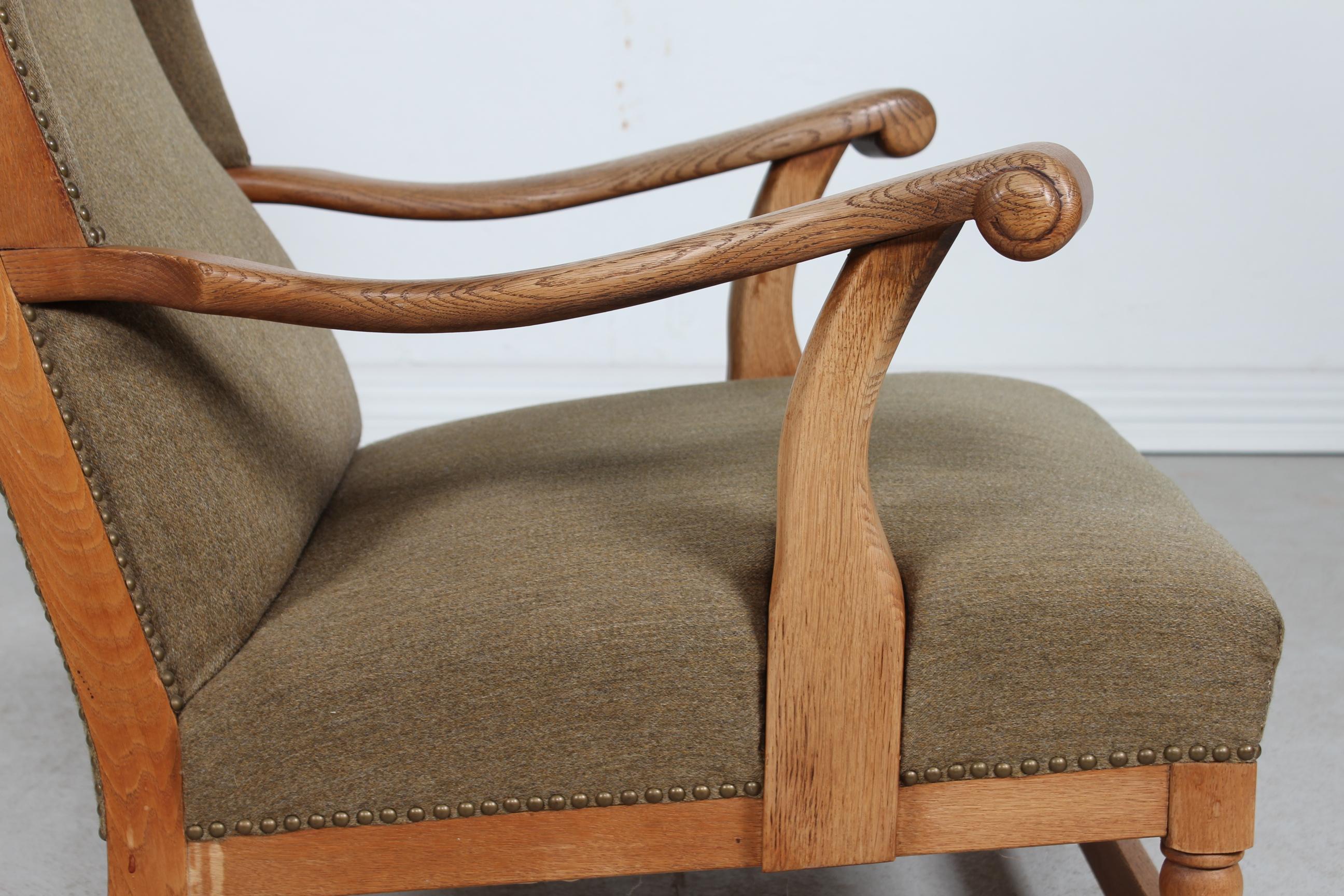 Baroque Superbe chaise haute en Oak Oak massif avec laine verdâtre Danemark 1930-40 en vente