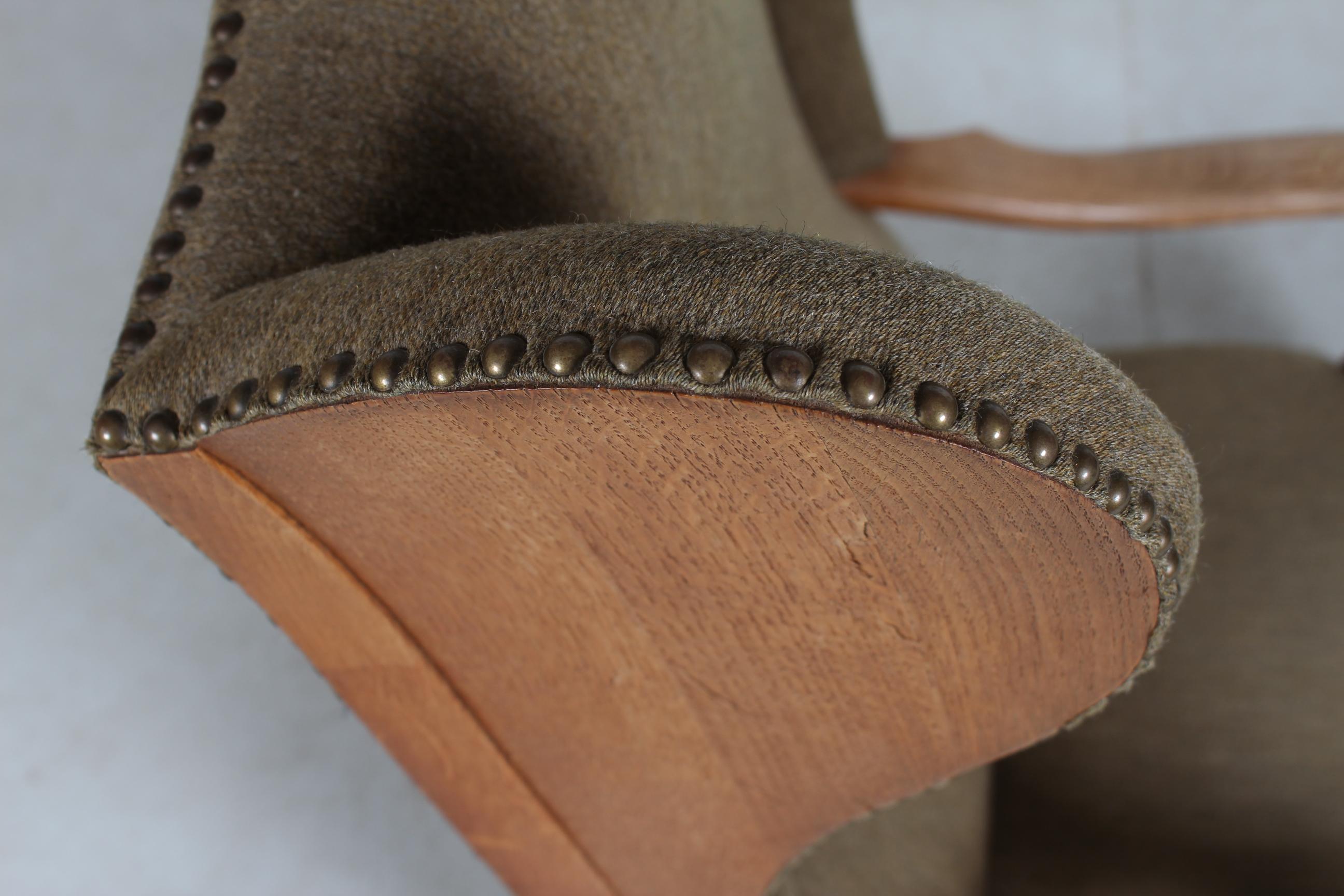 Danois Superbe chaise haute en Oak Oak massif avec laine verdâtre Danemark 1930-40 en vente