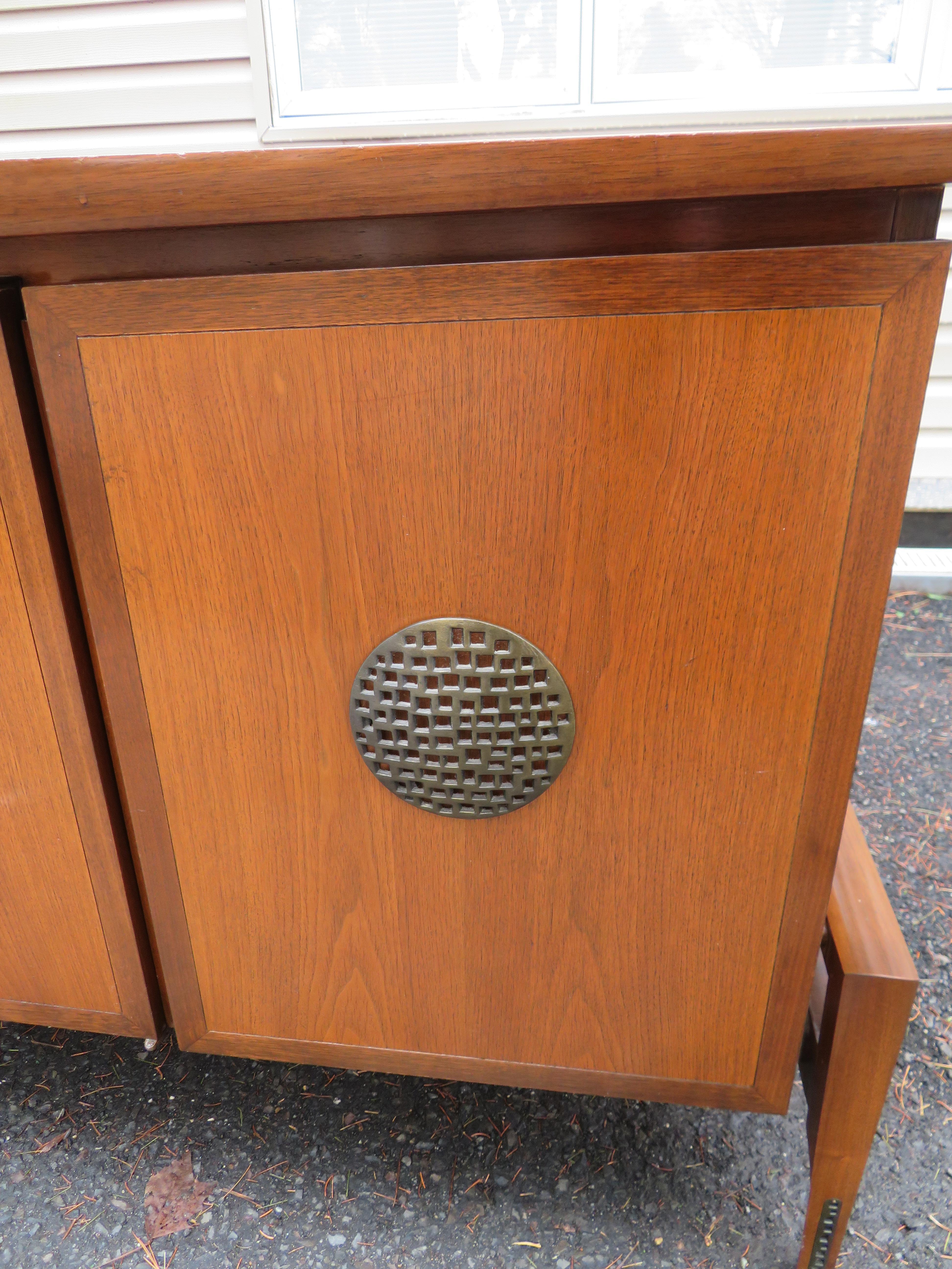 Stupefacente Hobey Helen Baker Asian Modern Walnut Credenza Midcentury in vendita 7