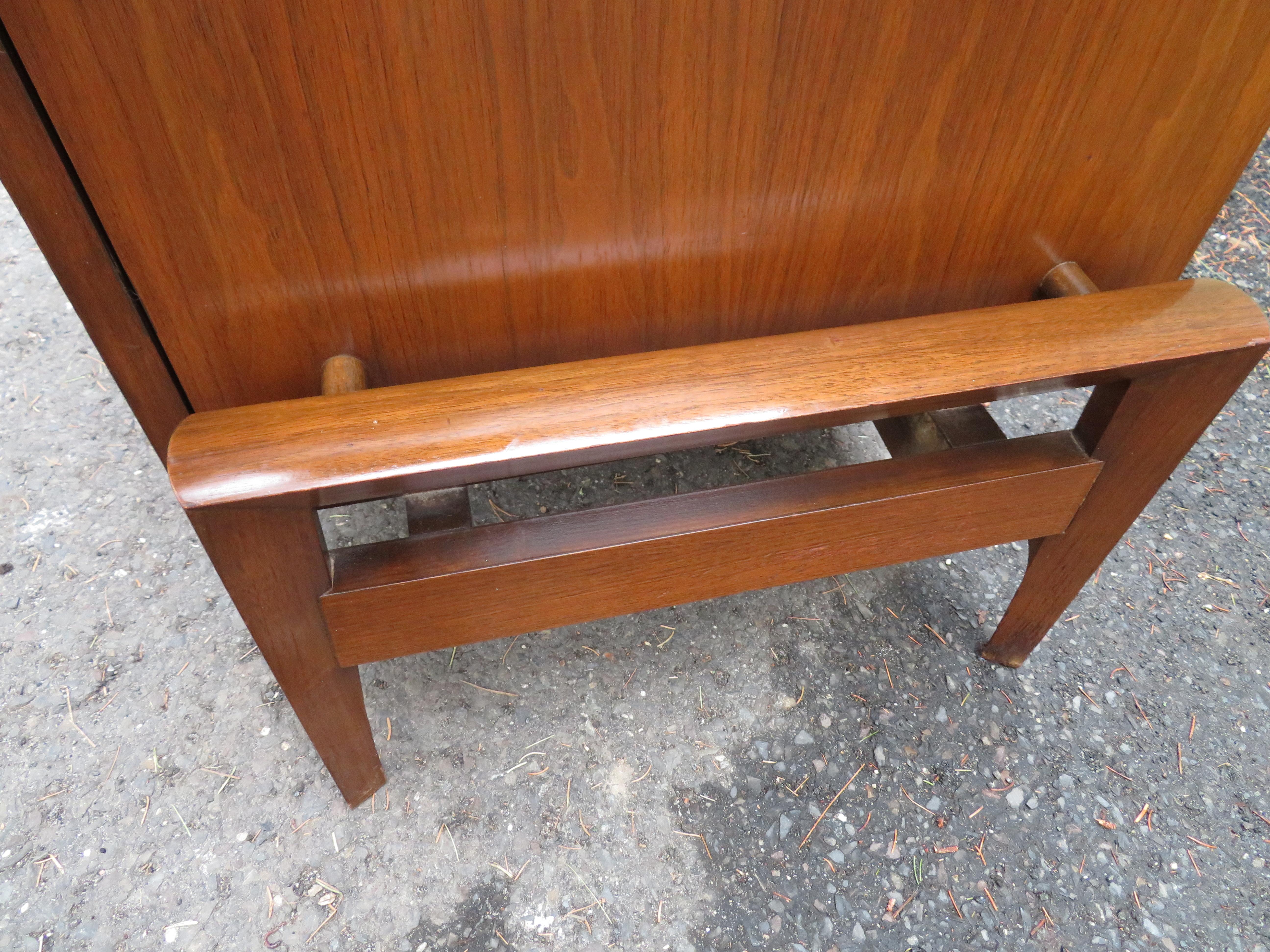 Metallo Stupefacente Hobey Helen Baker Asian Modern Walnut Credenza Midcentury in vendita