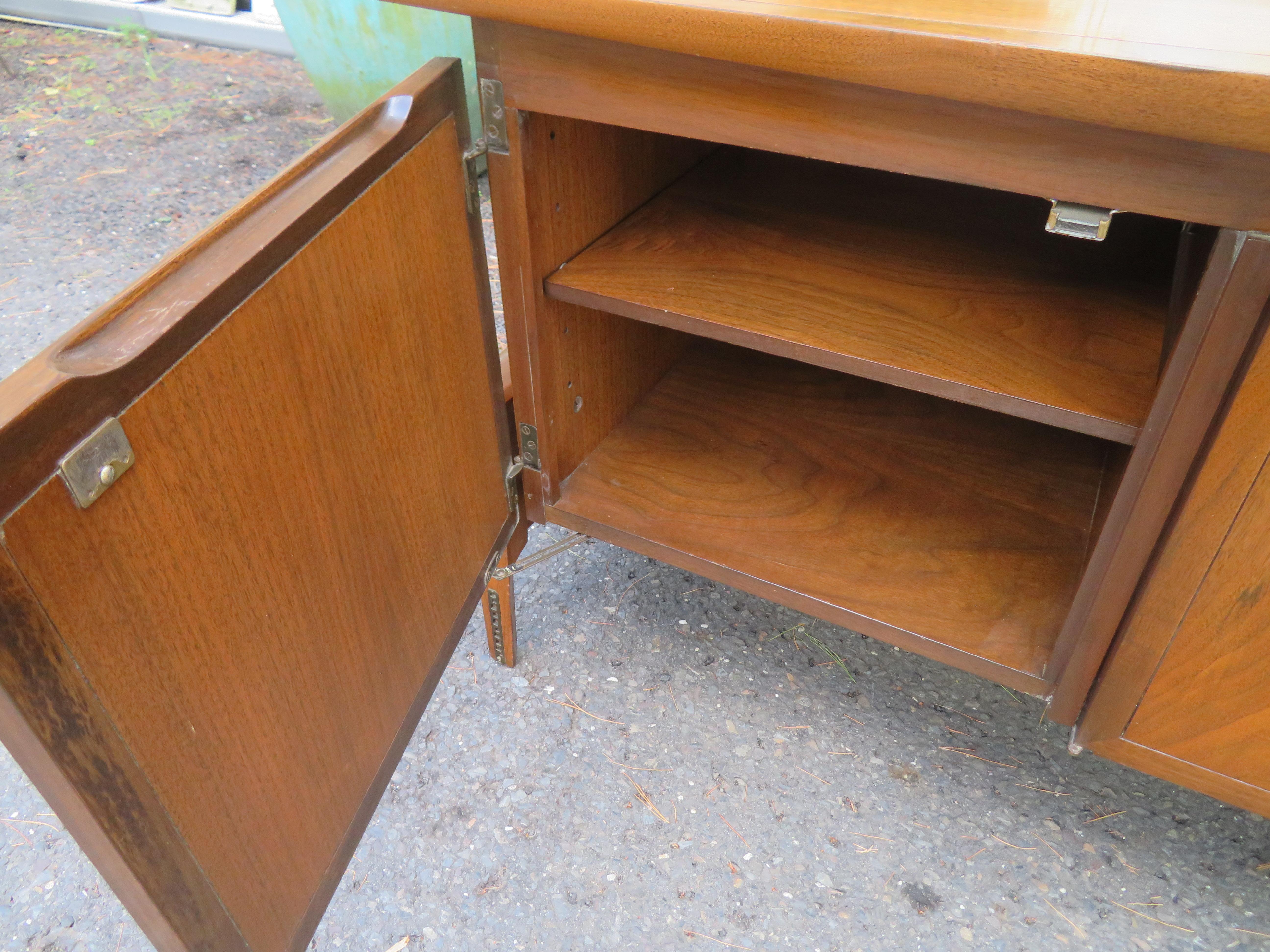 Stunning Hobey Helen Baker Floating Asian Style Credenza Hutch Mid-Century For Sale 3