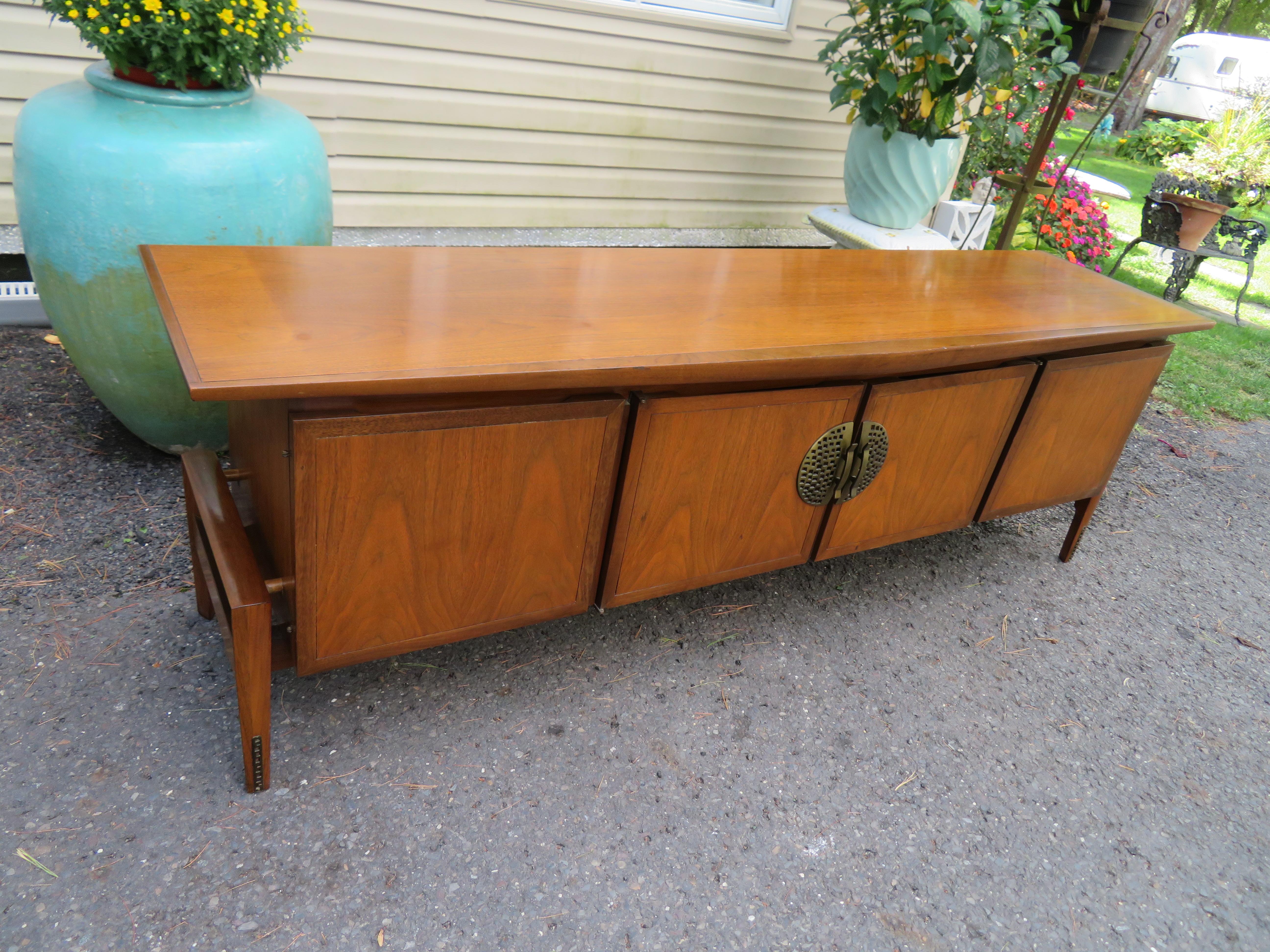 Stunning Hobey Helen Baker Floating Asian Style Credenza Hutch Mid-Century For Sale 10