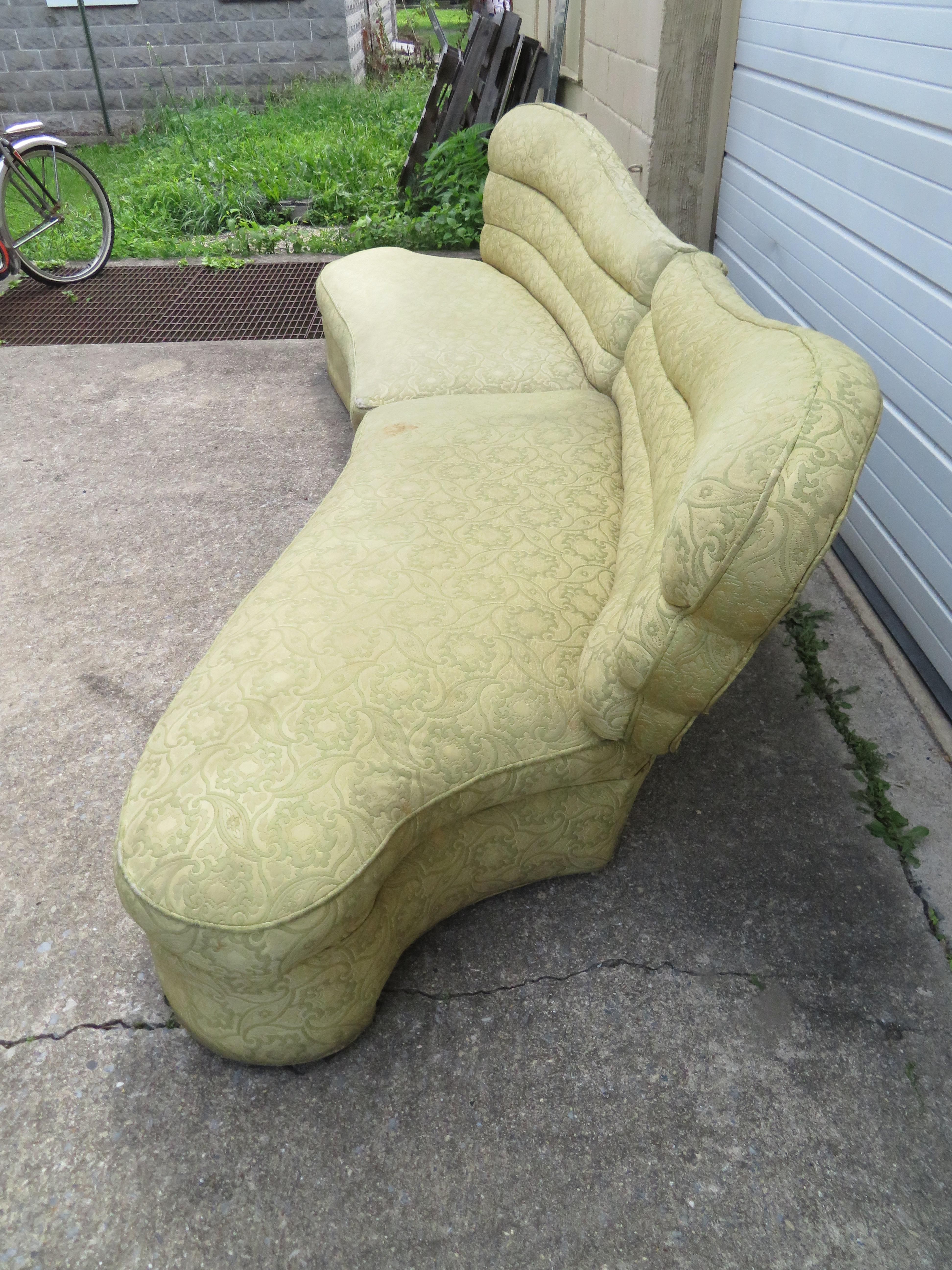 Stupefacente divano componibile ad ala di farfalla Hollywood Regency, anni '40, a due pezzi In condizioni discrete in vendita a Pemberton, NJ