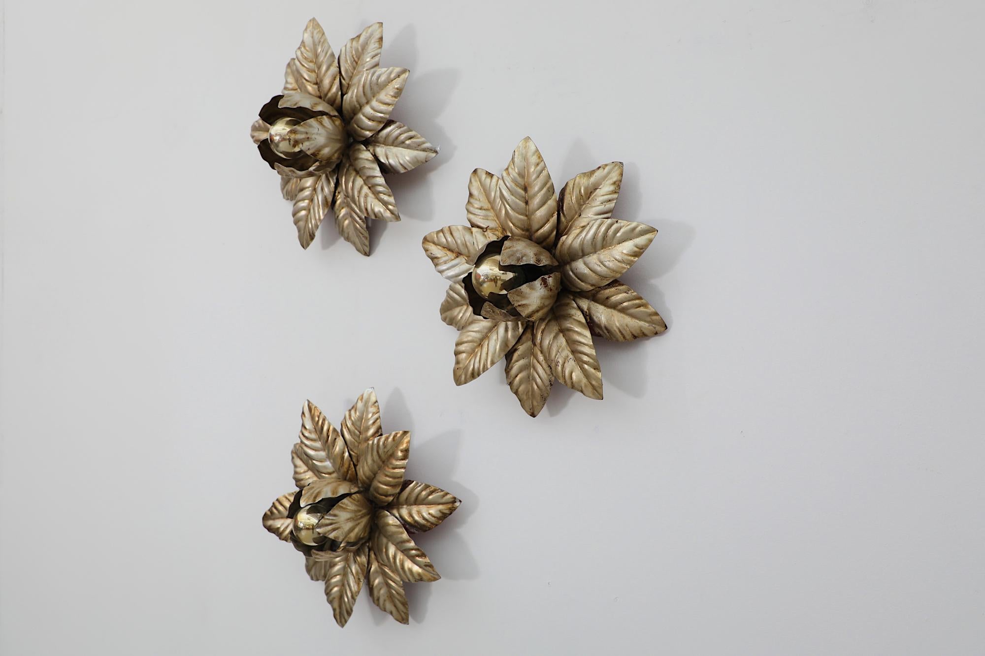 Stunning  1960s Hollywood Regency Gold Leaf Lily Pad Wall Sconces from Italy In Good Condition For Sale In Los Angeles, CA