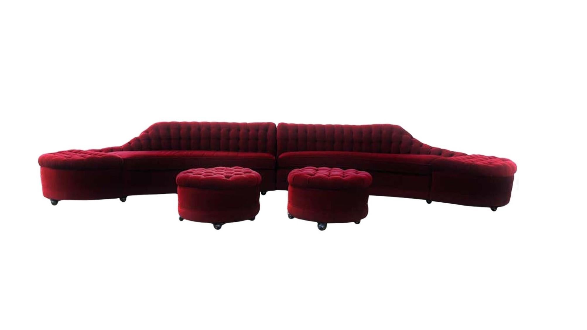 Vintage Hollywood Regency, un canapé extra long en deux parties avec un profond dossier touffeté. Le canapé se divise au centre, chaque côté a un seul coussin d'assise avec un bord extérieur arrondi sur une base rembourrée, l'extension a un sommet