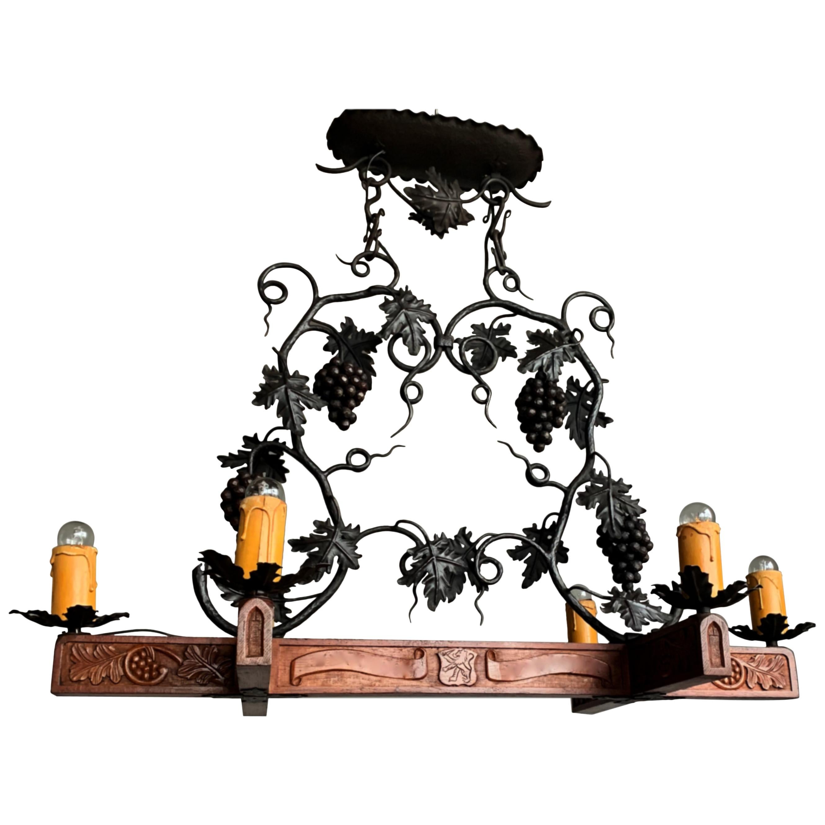 Rara e notevole, opera d'arte illuminotecnica sul tema del vino e dell'artigianato.

L'artigianato di alta qualità che è stato impiegato in questo lampadario dal design accattivante e incredibilmente decorativo lo rende un vero e proprio richiamo