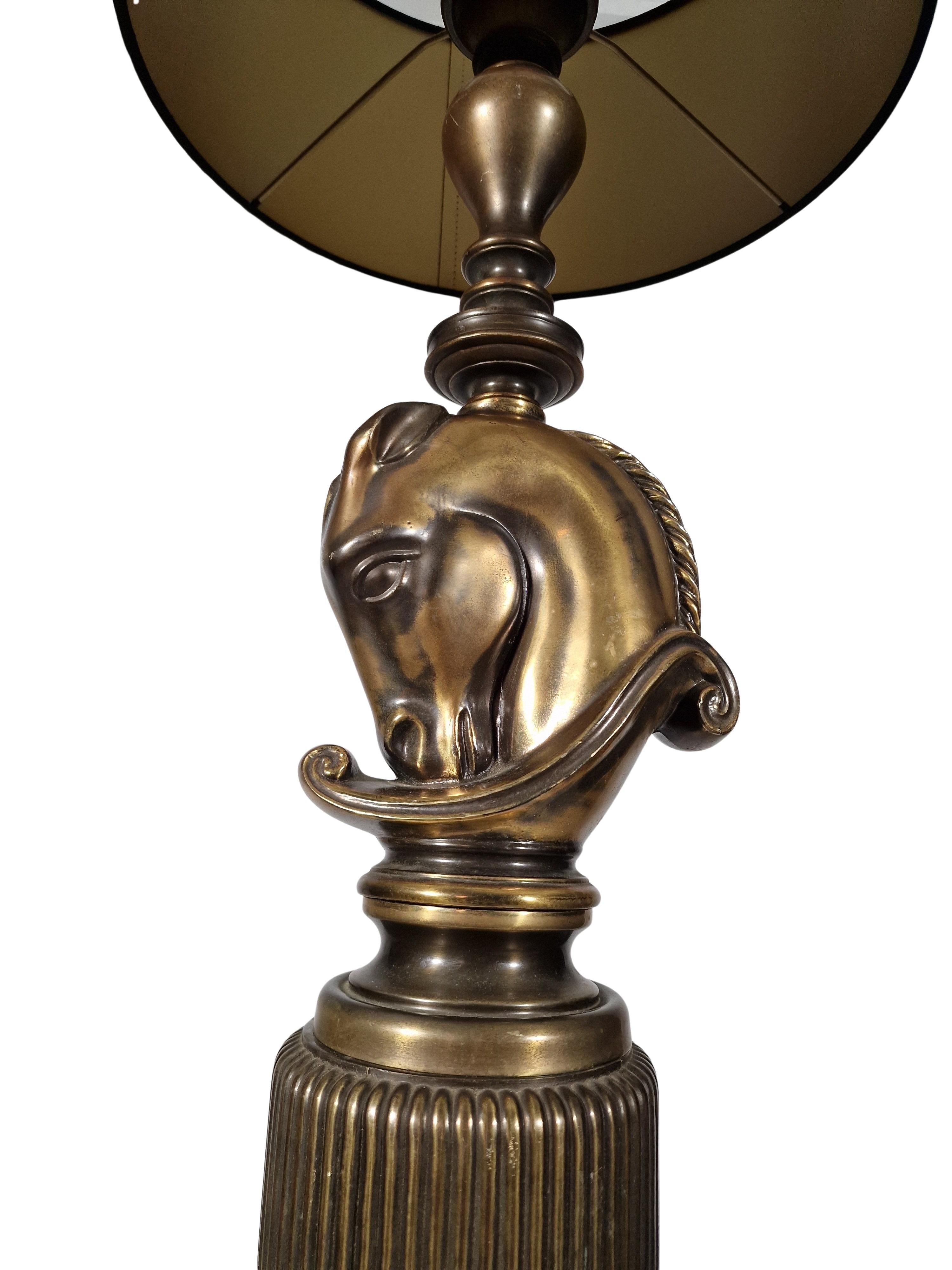 Extraordinaria lámpara decorativa de sobremesa con motivo de caballo, al estilo de la regencia de Hollywood, fabricada en Francia en la década de 1970.

Lámpara de mesa especialmente decorativa, de latón macizo, en un lenguaje de diseño antiguo. Una