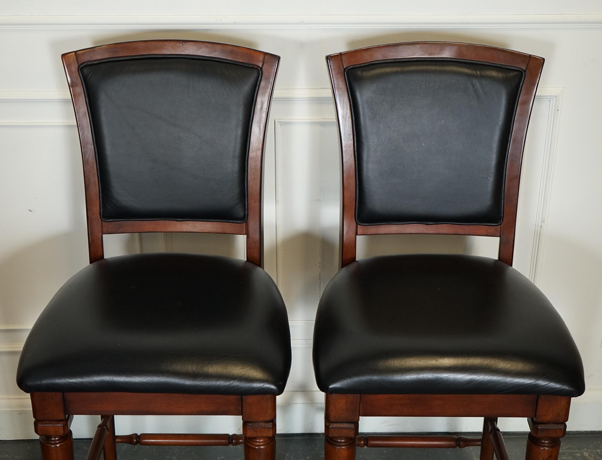 STUPENDO BAR IN STILE AMERICANO DI Howard & Miller CON TOP IN GRANITO E PAIRA DI BARSTOOL in vendita 4