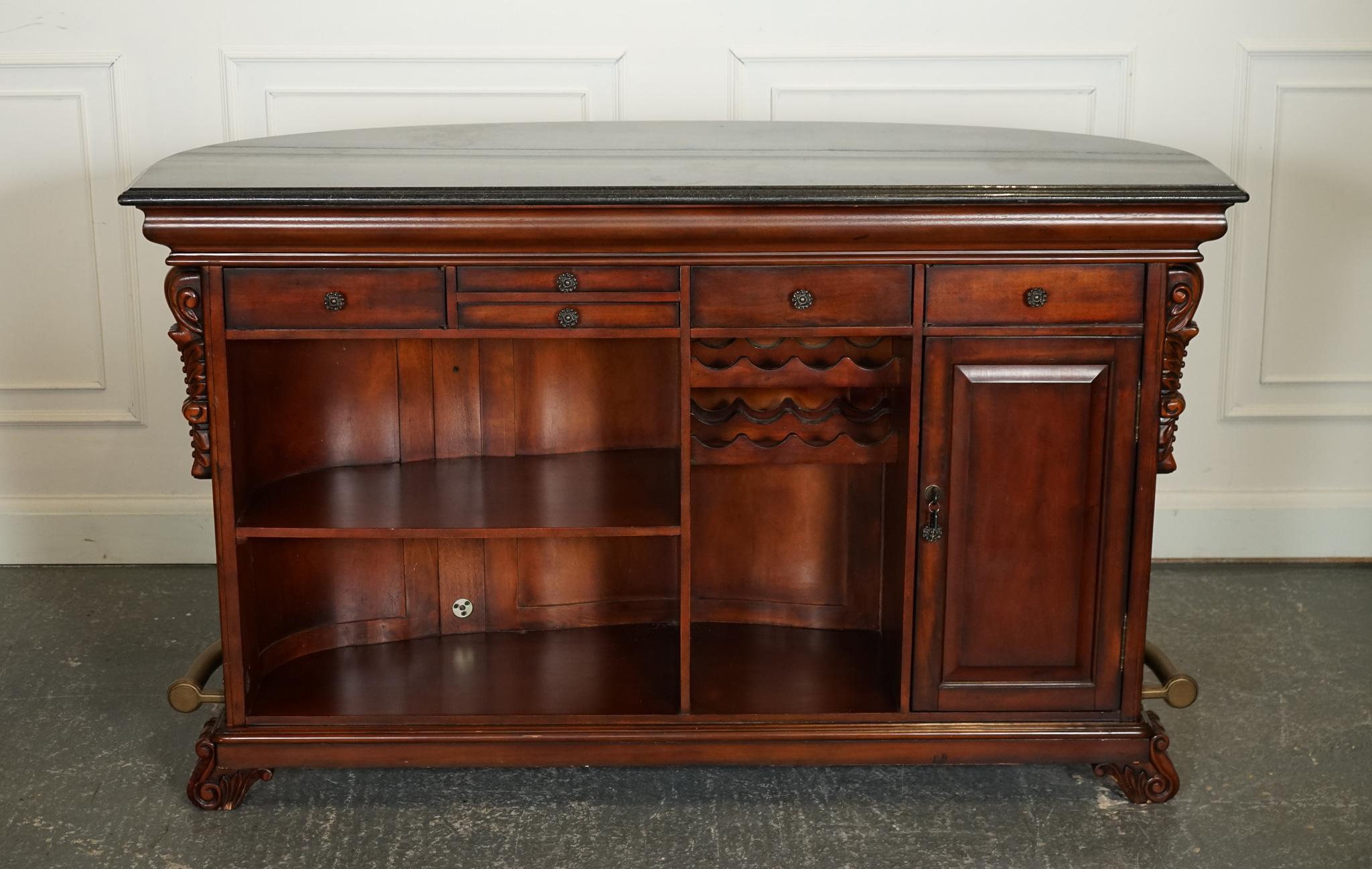 STUPENDO BAR IN STILE AMERICANO DI Howard & Miller CON TOP IN GRANITO E PAIRA DI BARSTOOL in vendita 5