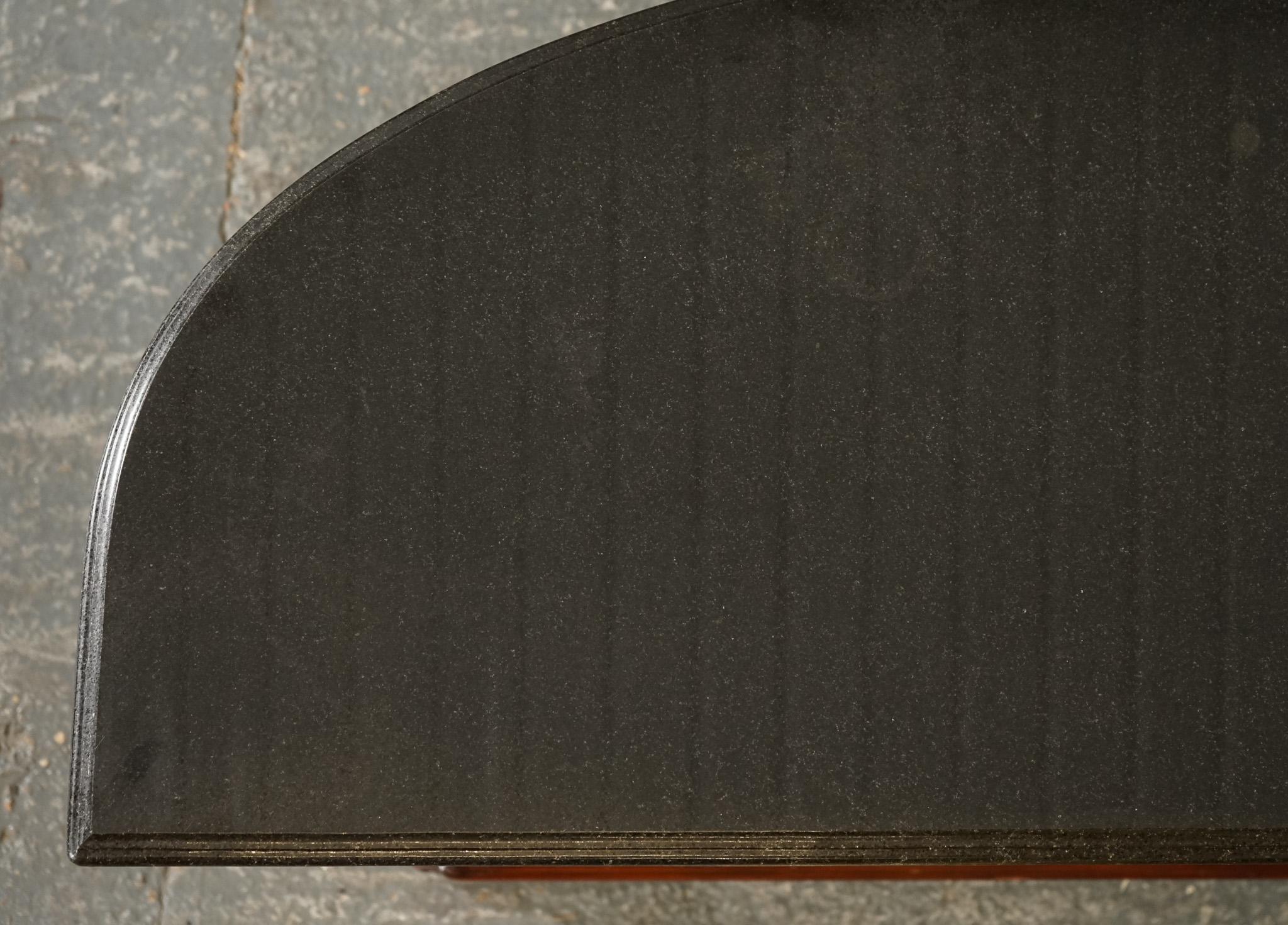 STUPENDO BAR IN STILE AMERICANO DI Howard & Miller CON TOP IN GRANITO E PAIRA DI BARSTOOL in vendita 8