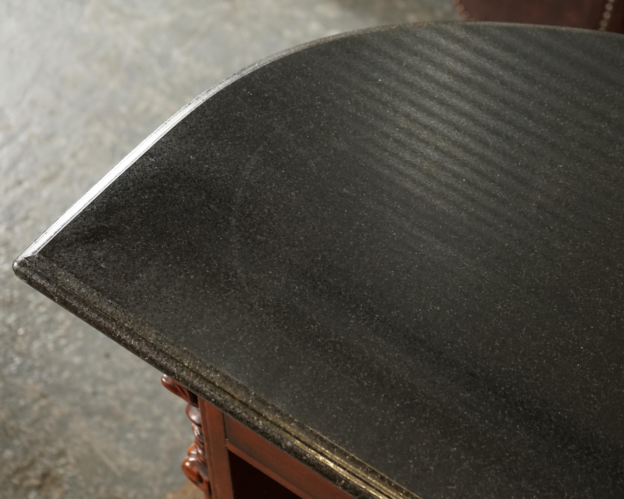 STUPENDO BAR IN STILE AMERICANO DI Howard & Miller CON TOP IN GRANITO E PAIRA DI BARSTOOL in vendita 10
