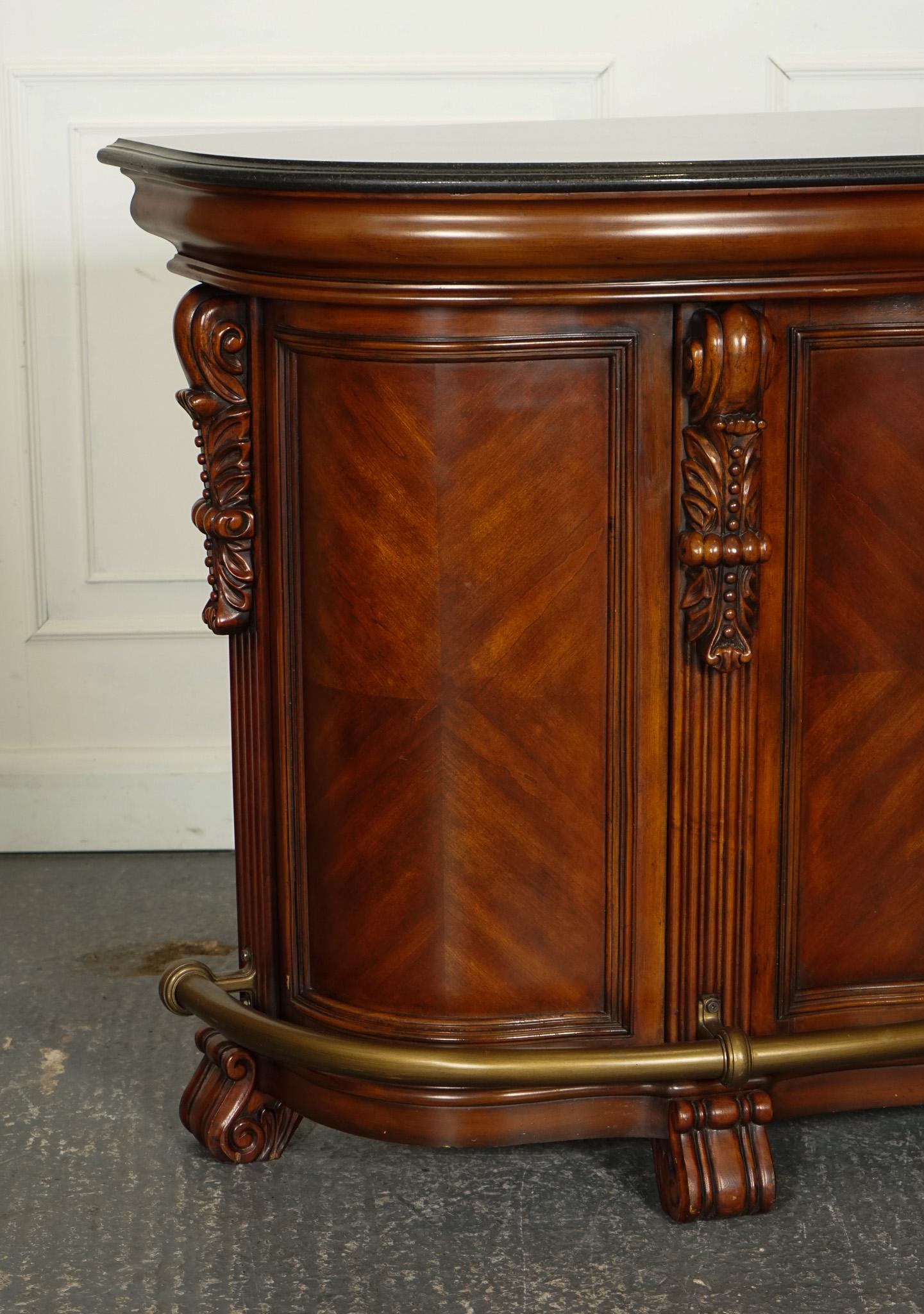 Britannico STUPENDO BAR IN STILE AMERICANO DI Howard & Miller CON TOP IN GRANITO E PAIRA DI BARSTOOL in vendita