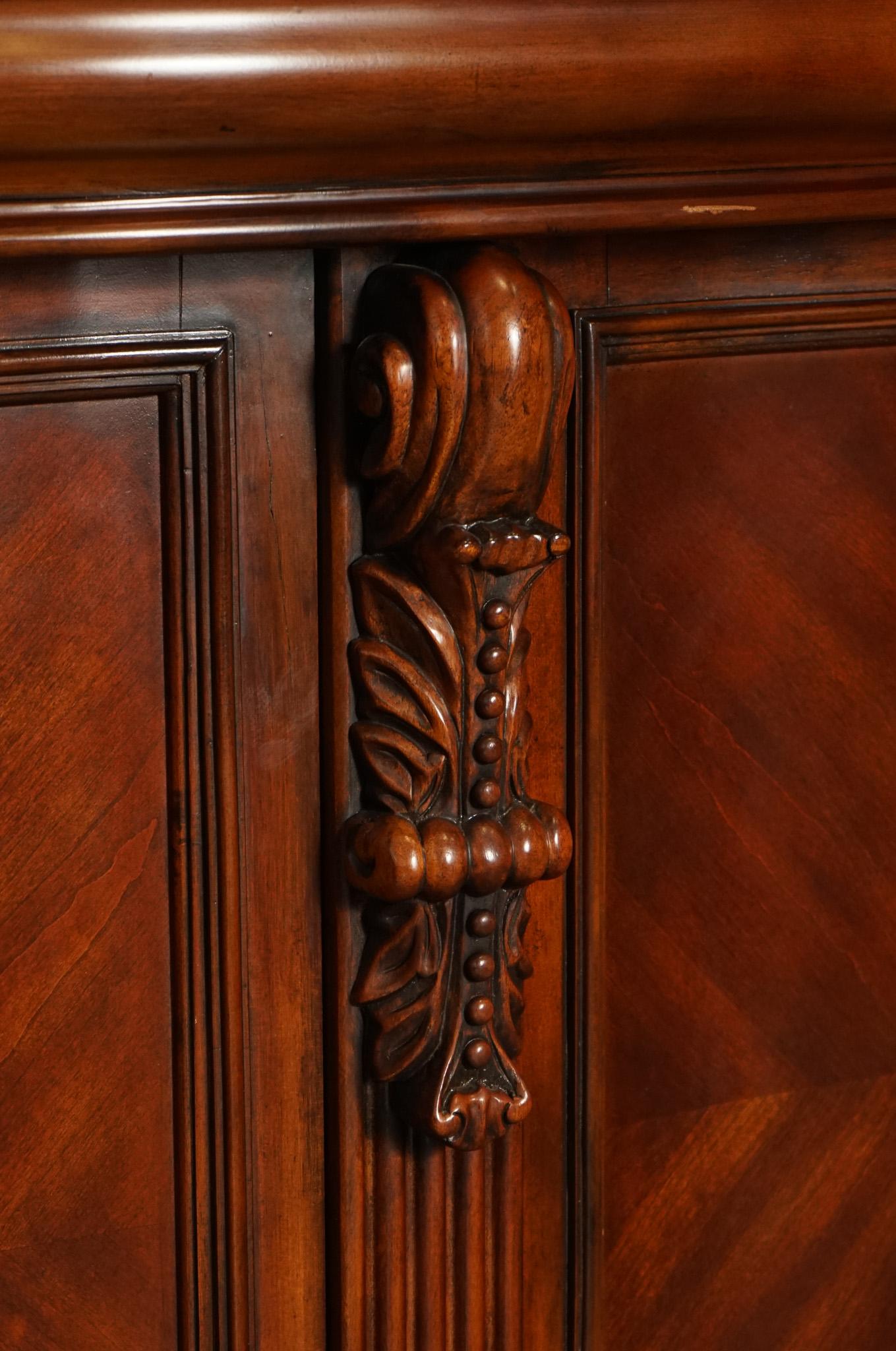 STUPENDO BAR IN STILE AMERICANO DI Howard & Miller CON TOP IN GRANITO E PAIRA DI BARSTOOL In condizioni buone in vendita a Pulborough, GB