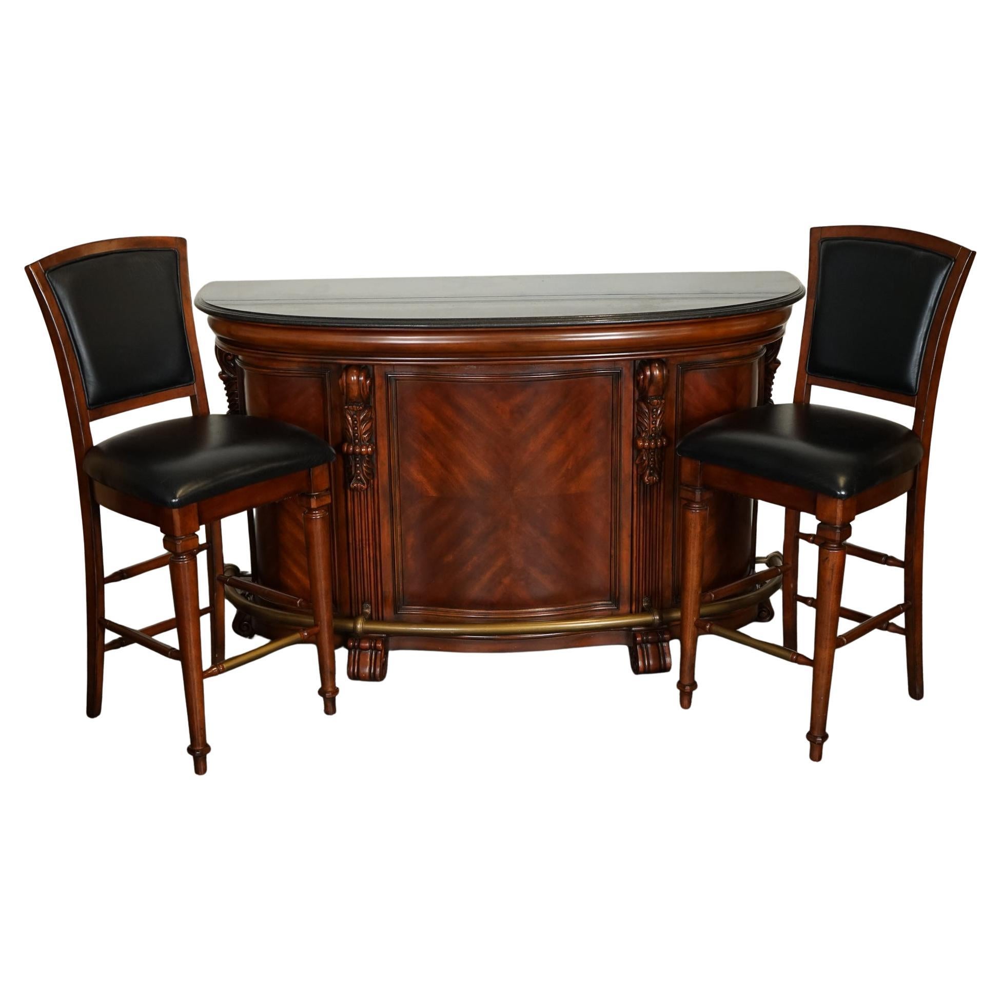 STUPENDO BAR IN STILE AMERICANO DI Howard & Miller CON TOP IN GRANITO E PAIRA DI BARSTOOL in vendita