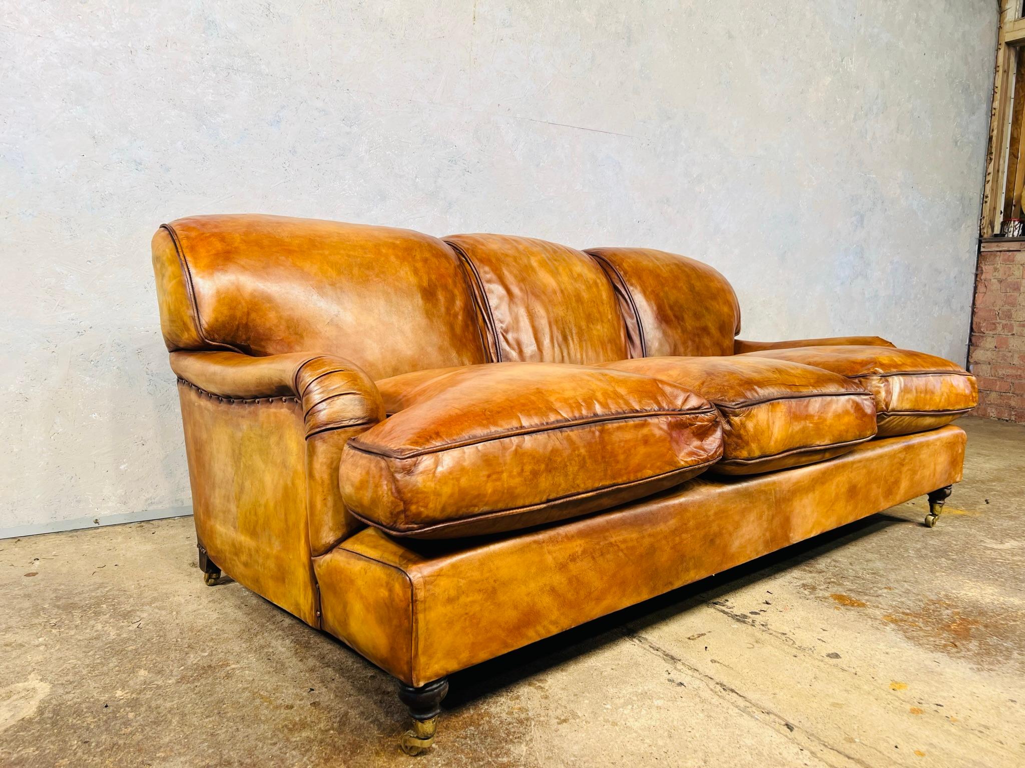 Stunning Howard & Sons Style Three Seater Leather Sofa Hand Dyed Light Tan #586 In Good Condition In Lewes, GB