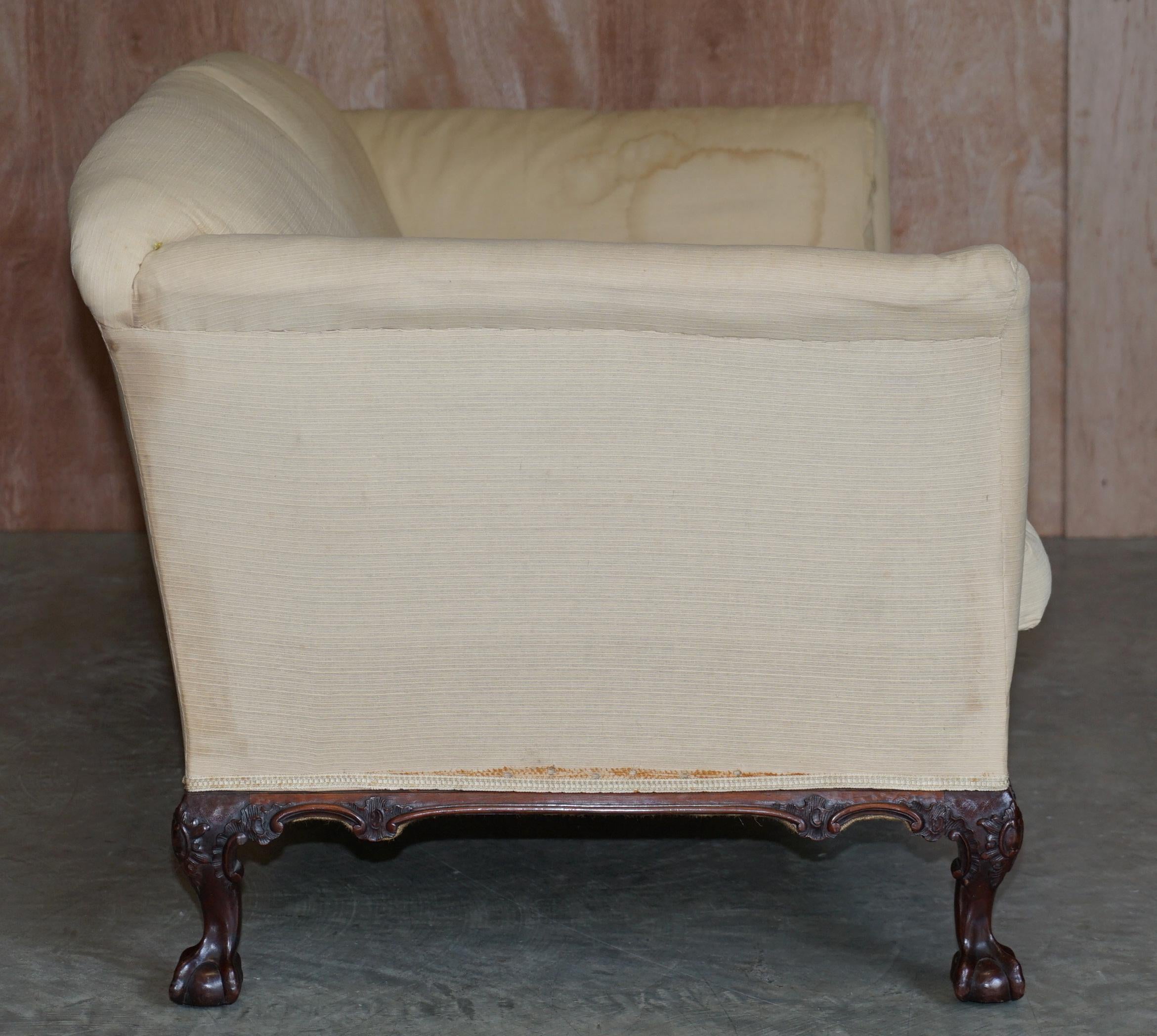Stunning Howard & Sons Victorian Walnut Framed Claw & Ball Legs Hand Carved Sofa 2
