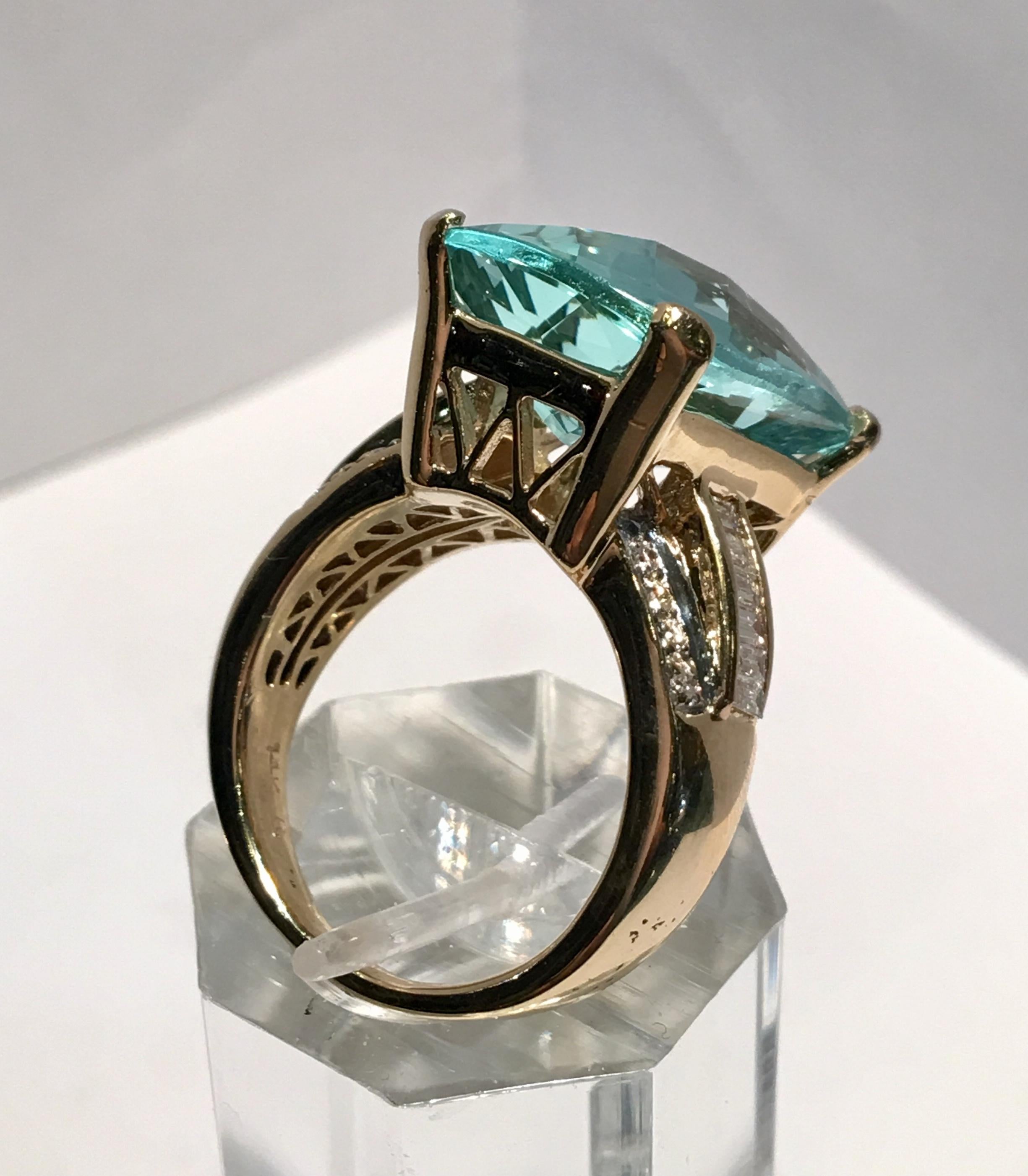 Contemporary Stunning Huge 17.38 Carat Aquamarine Diamond Yellow Gold Ring