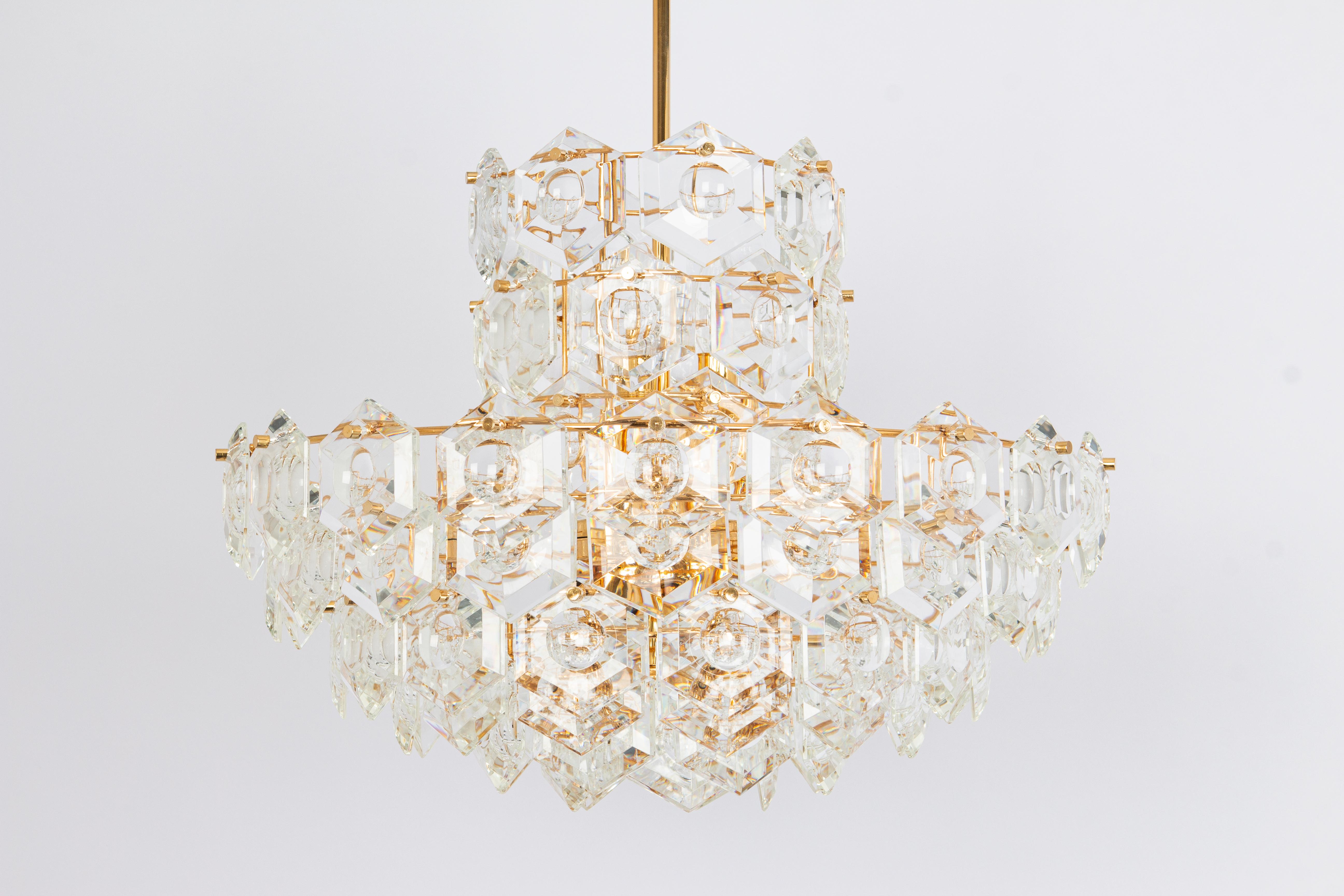 A stunning Nine-tier chandelier by Kinkeldey, Germany, manufactured in circa 1970-1979. A handmade and high-quality piece. The ceiling fixture and the frame are made of brass and has Nine rings with lots of facetted crystal glass elements.
Serie: