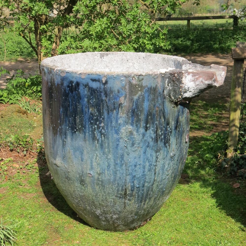 Stunning Huge Foundry Crucible Garden Planter Water Feature Blue In Good Condition In Stow on the Wold, GB