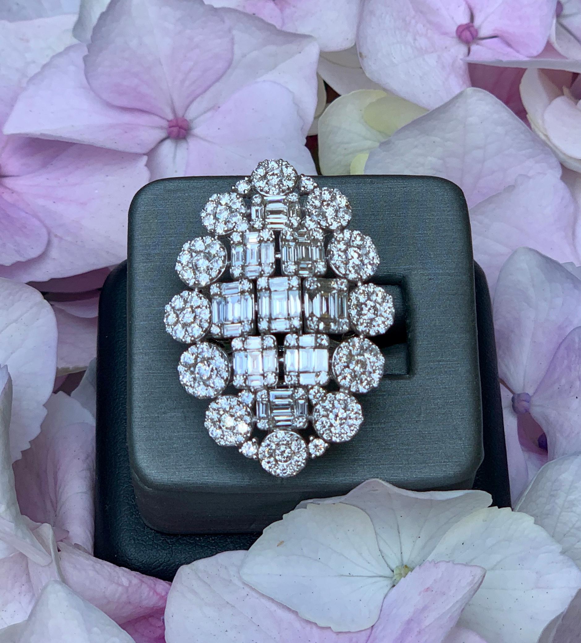 Women's Huge Quality 8 Carat Modern Art Deco Design Diamond Cocktail Ring 18 Karat Gold