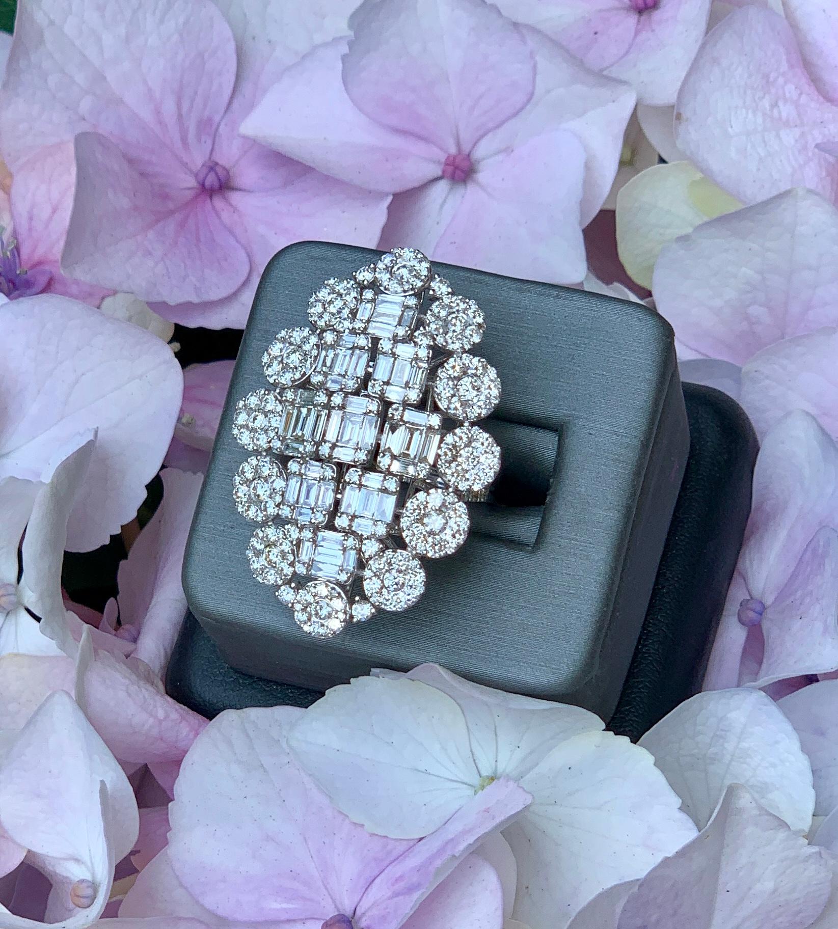 Contemporary Huge Quality 8 Carat Modern Art Deco Design Diamond Cocktail Ring 18 Karat Gold