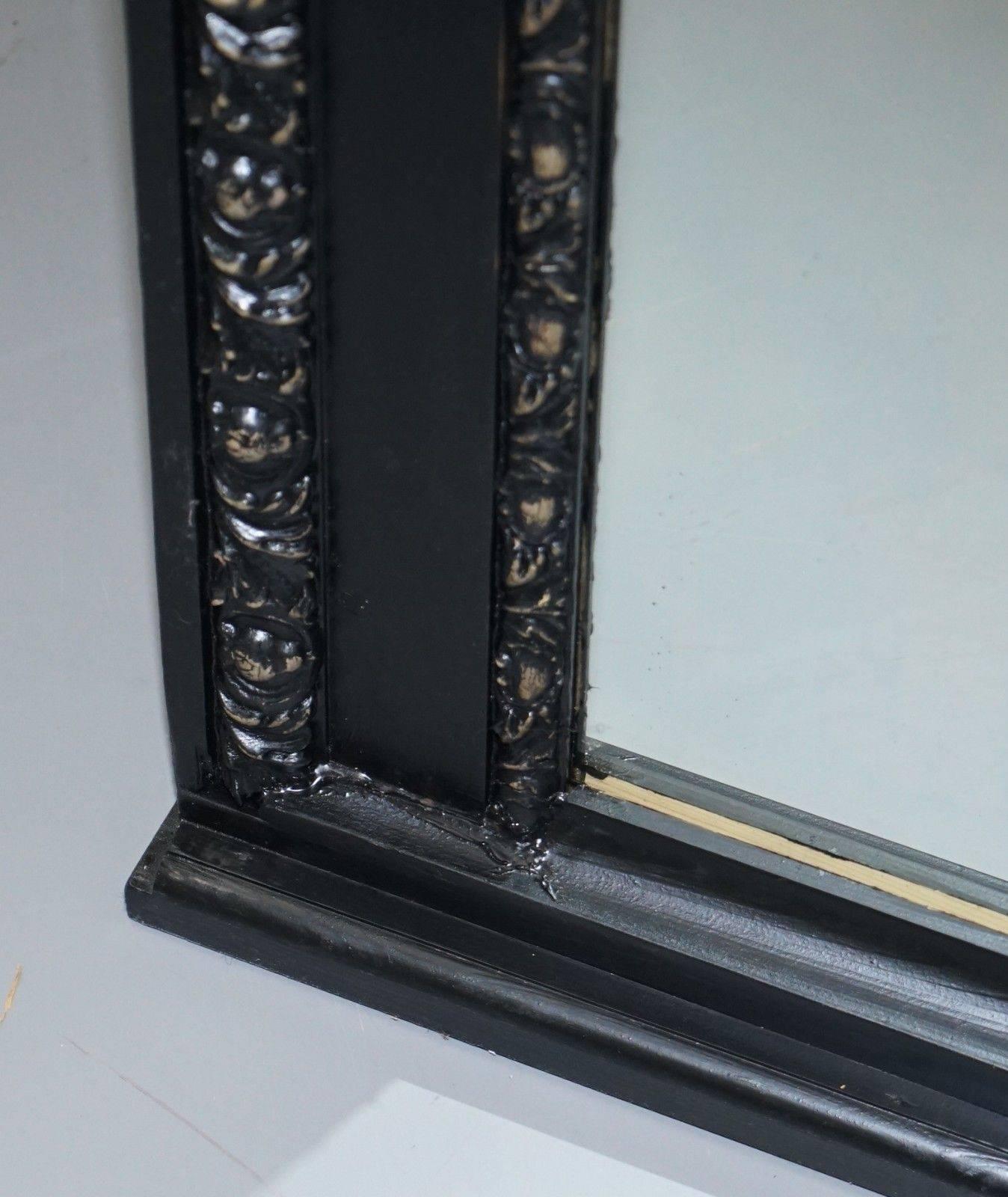 Sculpté à la main Superbe cadre victorien en verre et ébène sculpté à la main avec un grand miroir en vente